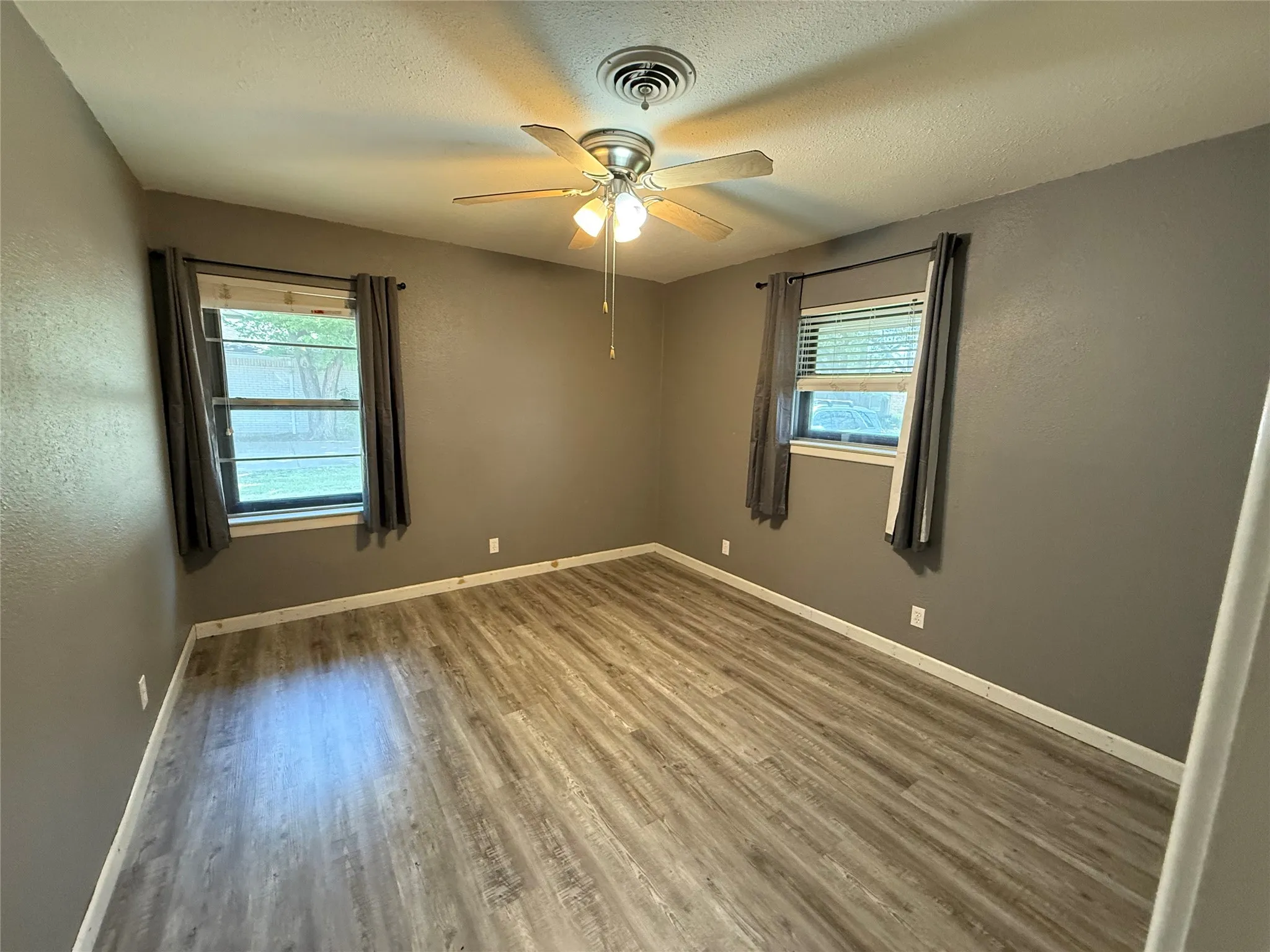 Single Family Residence For Sale in Ellis County , 1412 Hillcrest Street, Ennis, Texas 75119, 3 Bedroom, 2 Bathroom, 2 Garage spaces, 1,538 Sqft, built in 1960, Preowned, mls#21217871, Real Estate Agent in Ennis, Homes For Sale in Ellis county, Homes For Sale in Ennis, Realtor in Ennis Texas, Real Estate Brokerage Independent Realty Texas, Luminita Cordes Realtor