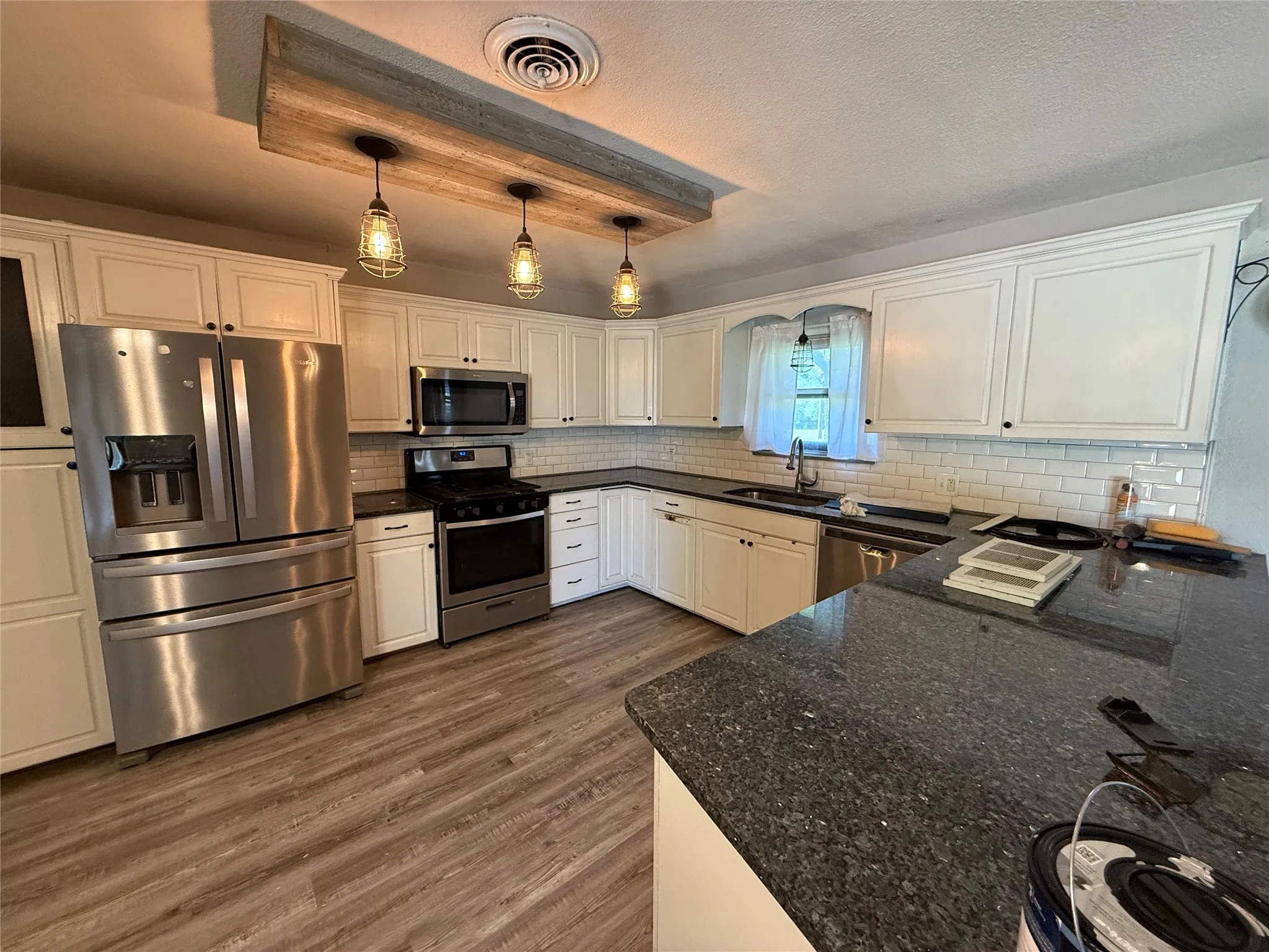 Single Family Residence For Sale in Ellis County , 1412 Hillcrest Street, Ennis, Texas 75119, 3 Bedroom, 2 Bathroom, 2 Garage spaces, 1,538 Sqft, built in 1960, Preowned, mls#21217871, Real Estate Agent in Ennis, Homes For Sale in Ellis county, Homes For Sale in Ennis, Realtor in Ennis Texas, Real Estate Brokerage Independent Realty Texas, Luminita Cordes Realtor