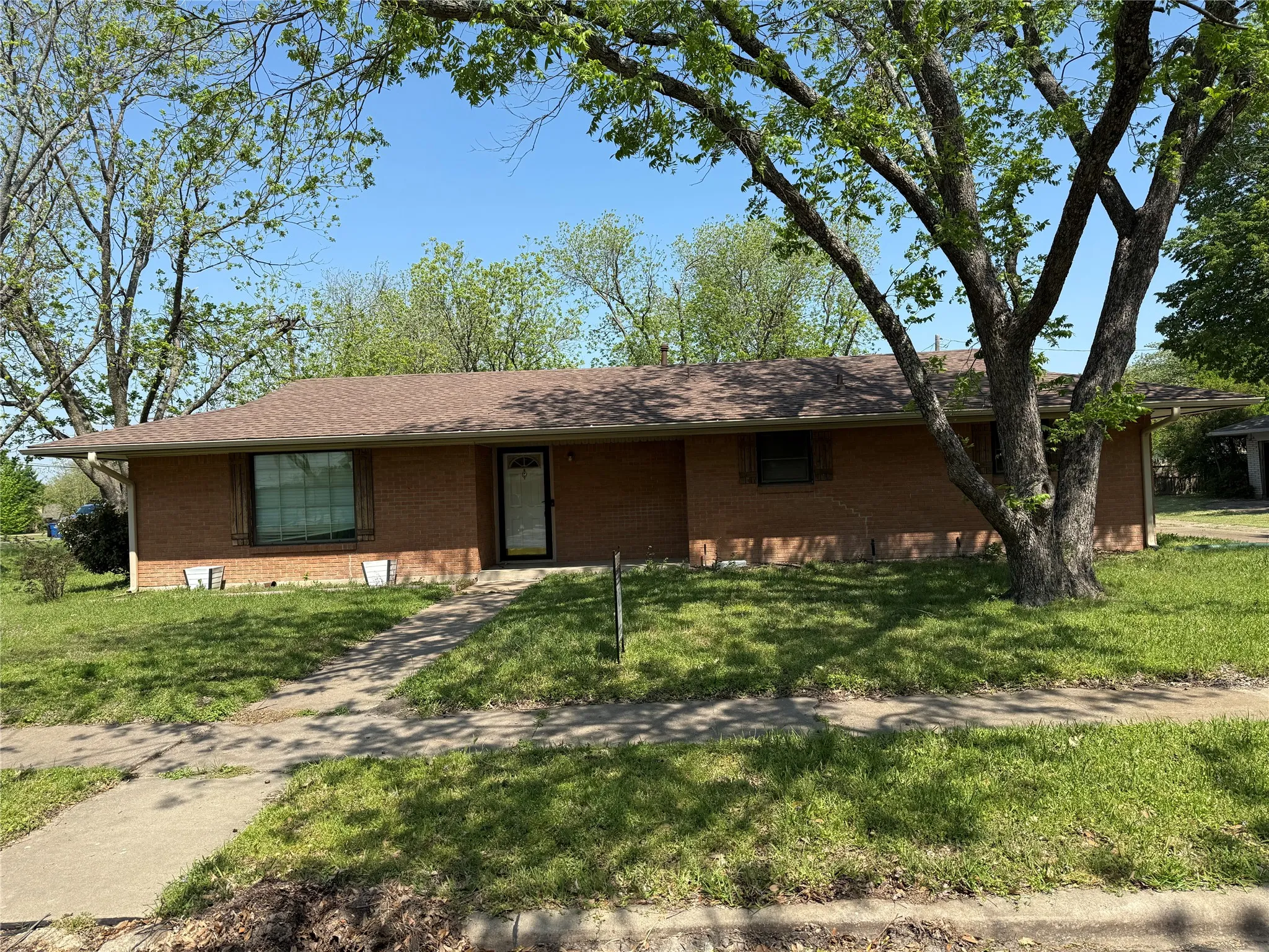 Single Family Residence For Sale in Ellis County , 1412 Hillcrest Street, Ennis, Texas 75119, 3 Bedroom, 2 Bathroom, 2 Garage spaces, 1,538 Sqft, built in 1960, Preowned, mls#21217871, Real Estate Agent in Ennis, Homes For Sale in Ellis county, Homes For Sale in Ennis, Realtor in Ennis Texas, Real Estate Brokerage Independent Realty Texas, Luminita Cordes Realtor