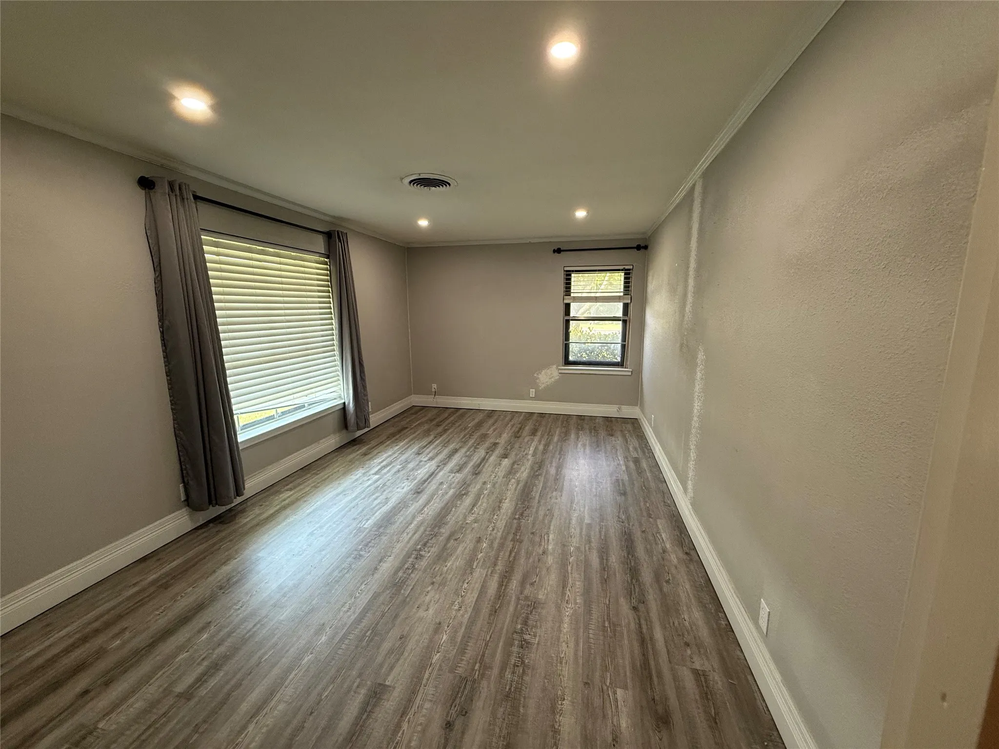 Single Family Residence For Sale in Ellis County , 1412 Hillcrest Street, Ennis, Texas 75119, 3 Bedroom, 2 Bathroom, 2 Garage spaces, 1,538 Sqft, built in 1960, Preowned, mls#21217871, Real Estate Agent in Ennis, Homes For Sale in Ellis county, Homes For Sale in Ennis, Realtor in Ennis Texas, Real Estate Brokerage Independent Realty Texas, Luminita Cordes Realtor