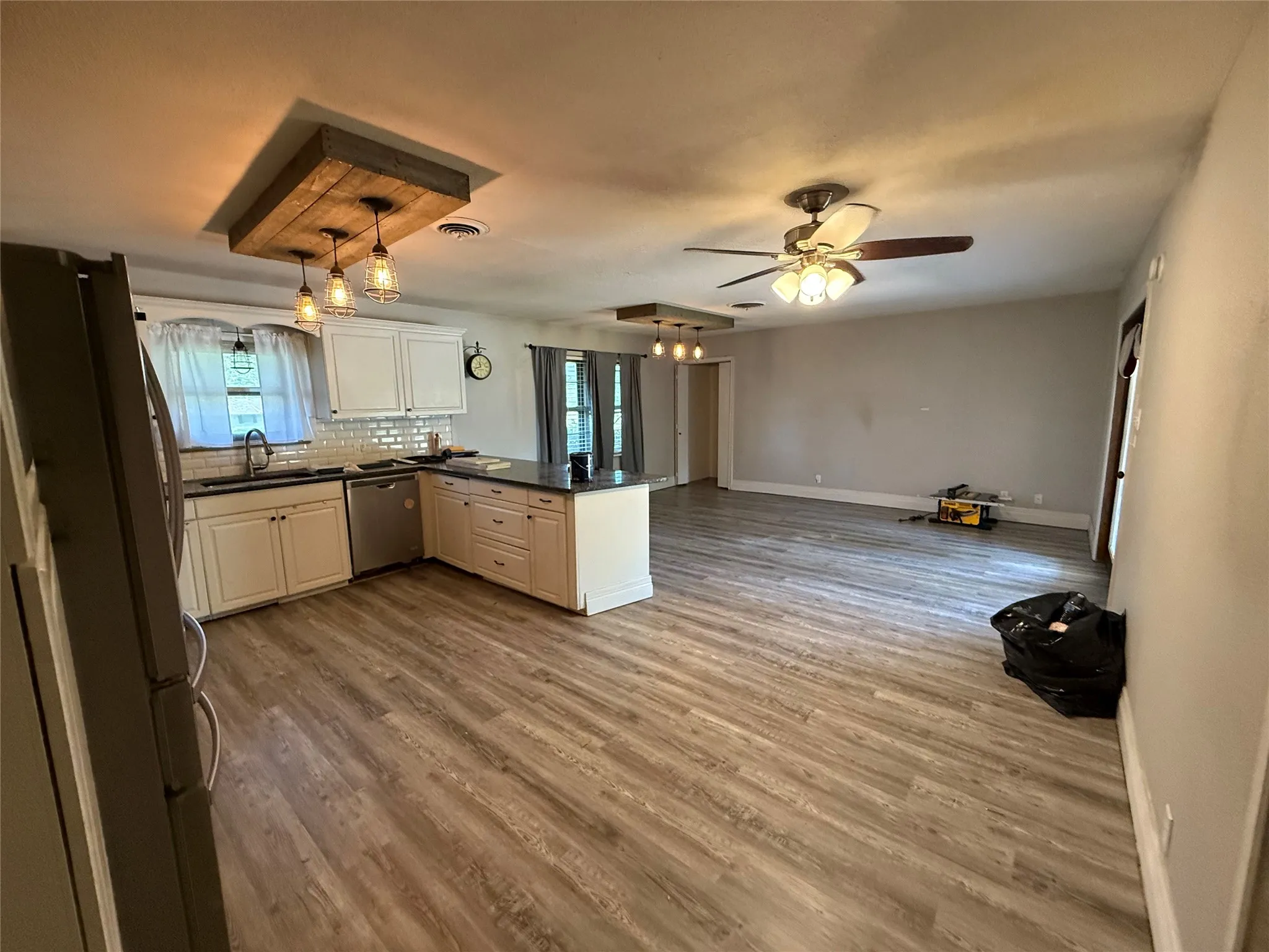 Single Family Residence For Sale in Ellis County , 1412 Hillcrest Street, Ennis, Texas 75119, 3 Bedroom, 2 Bathroom, 2 Garage spaces, 1,538 Sqft, built in 1960, Preowned, mls#21217871, Real Estate Agent in Ennis, Homes For Sale in Ellis county, Homes For Sale in Ennis, Realtor in Ennis Texas, Real Estate Brokerage Independent Realty Texas, Luminita Cordes Realtor