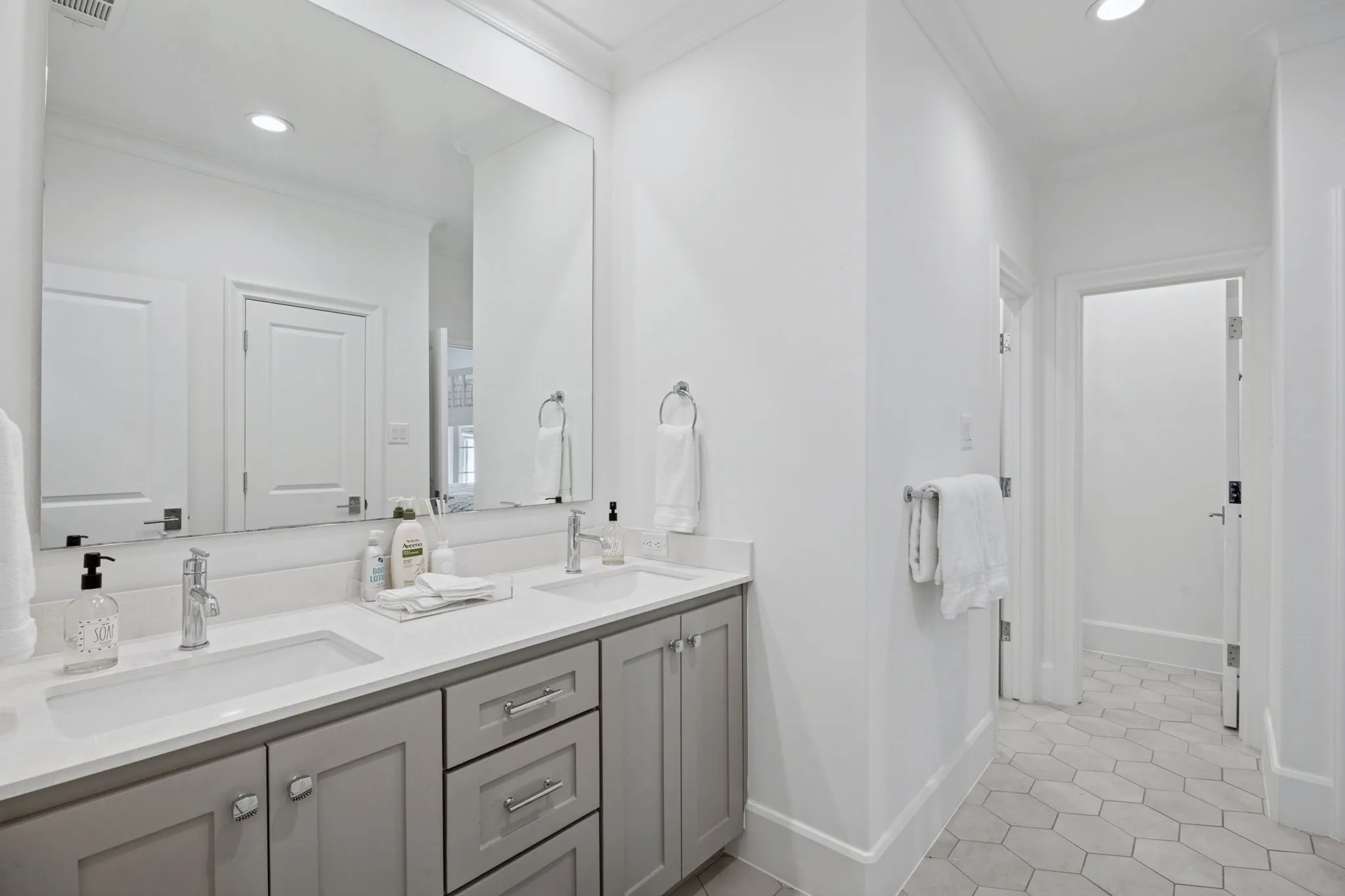 Single Family Residence For Sale in Henderson County , 13450 Shumate Way, Malakoff, Texas 75148, 4 Bedrooms, 4 Bathrooms, 2 Garage spaces, 2,409 Sqft, built in 2022, Price $1,525,000, mls#21217502, Real Estate Agent in Malakoff, Homes For Sale in Henderson county, Homes For Sale in Malakoff, Realtor in Malakoff Texas, Real Estate Brokerage Independent Realty Texas, Luminita Cordes Realtor