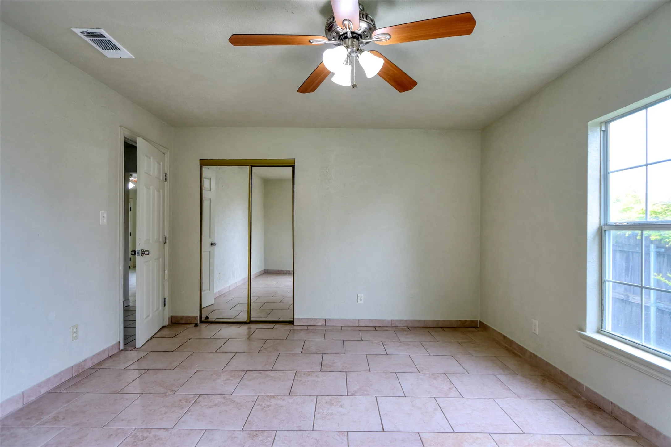 Single Family Residence For Sale in Dallas County , 3412 Banning Street, Dallas, Texas 75233, 2 Bedroom, 1 Bathroom, Garage spaces, 1,036 Sqft, built in 1925, mls#21217963, Real Estate Agent in Dallas, Homes For Sale in Dallas county, Homes For Sale in Dallas, Realtor in Dallas Texas, Real Estate Brokerage Independent Realty Texas, Luminita Cordes Realtor