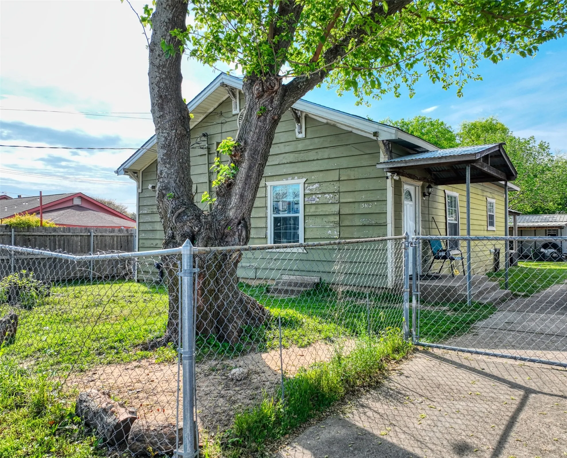 Single Family Residence For Sale in Dallas County , 3412 Banning Street, Dallas, Texas 75233, 2 Bedroom, 1 Bathroom, Garage spaces, 1,036 Sqft, built in 1925, mls#21217963, Real Estate Agent in Dallas, Homes For Sale in Dallas county, Homes For Sale in Dallas, Realtor in Dallas Texas, Real Estate Brokerage Independent Realty Texas, Luminita Cordes Realtor