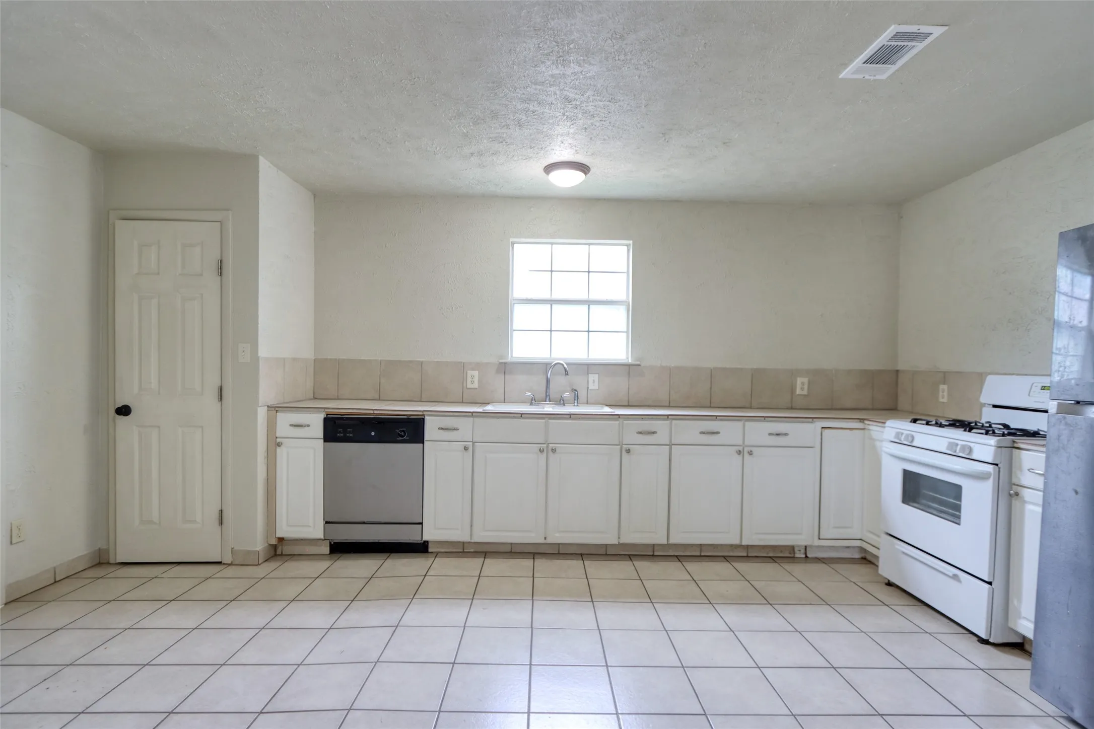 Single Family Residence For Sale in Dallas County , 3412 Banning Street, Dallas, Texas 75233, 2 Bedroom, 1 Bathroom, Garage spaces, 1,036 Sqft, built in 1925, mls#21217963, Real Estate Agent in Dallas, Homes For Sale in Dallas county, Homes For Sale in Dallas, Realtor in Dallas Texas, Real Estate Brokerage Independent Realty Texas, Luminita Cordes Realtor