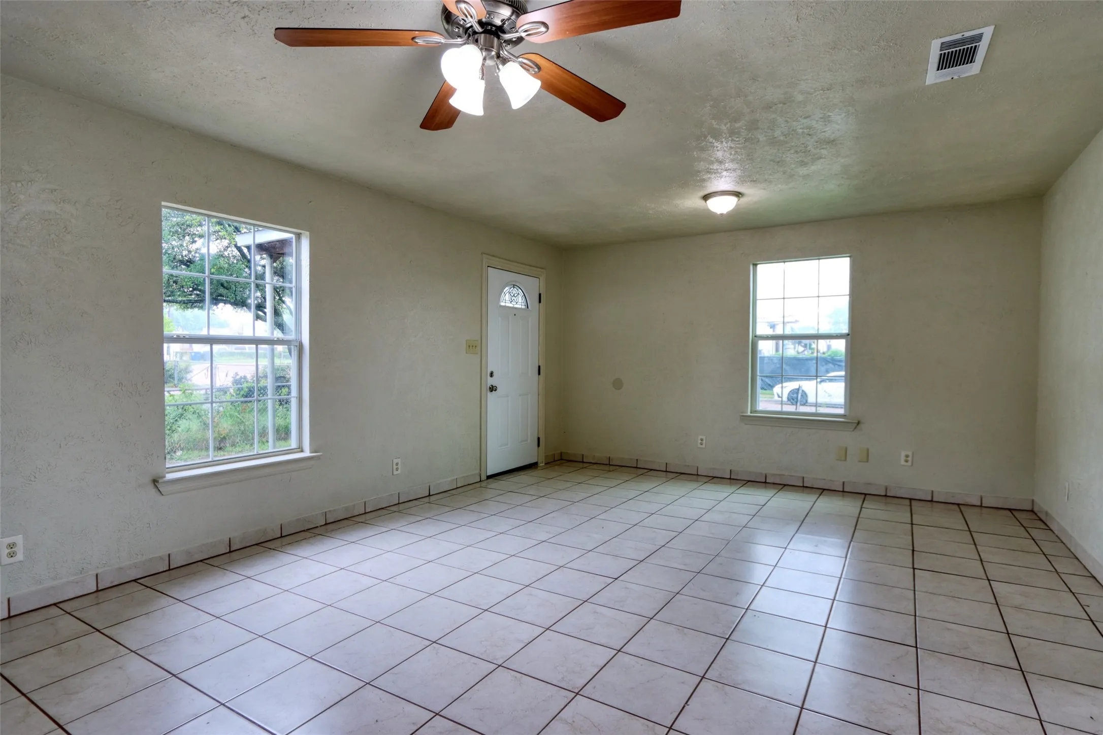 Single Family Residence For Sale in Dallas County , 3412 Banning Street, Dallas, Texas 75233, 2 Bedroom, 1 Bathroom, Garage spaces, 1,036 Sqft, built in 1925, mls#21217963, Real Estate Agent in Dallas, Homes For Sale in Dallas county, Homes For Sale in Dallas, Realtor in Dallas Texas, Real Estate Brokerage Independent Realty Texas, Luminita Cordes Realtor