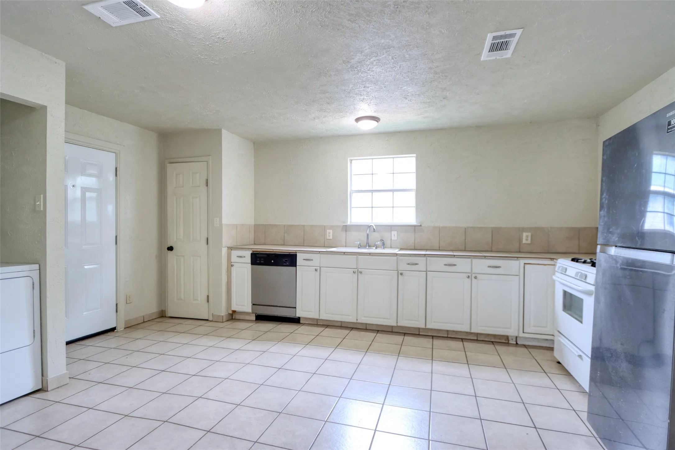 Single Family Residence For Sale in Dallas County , 3412 Banning Street, Dallas, Texas 75233, 2 Bedroom, 1 Bathroom, Garage spaces, 1,036 Sqft, built in 1925, mls#21217963, Real Estate Agent in Dallas, Homes For Sale in Dallas county, Homes For Sale in Dallas, Realtor in Dallas Texas, Real Estate Brokerage Independent Realty Texas, Luminita Cordes Realtor