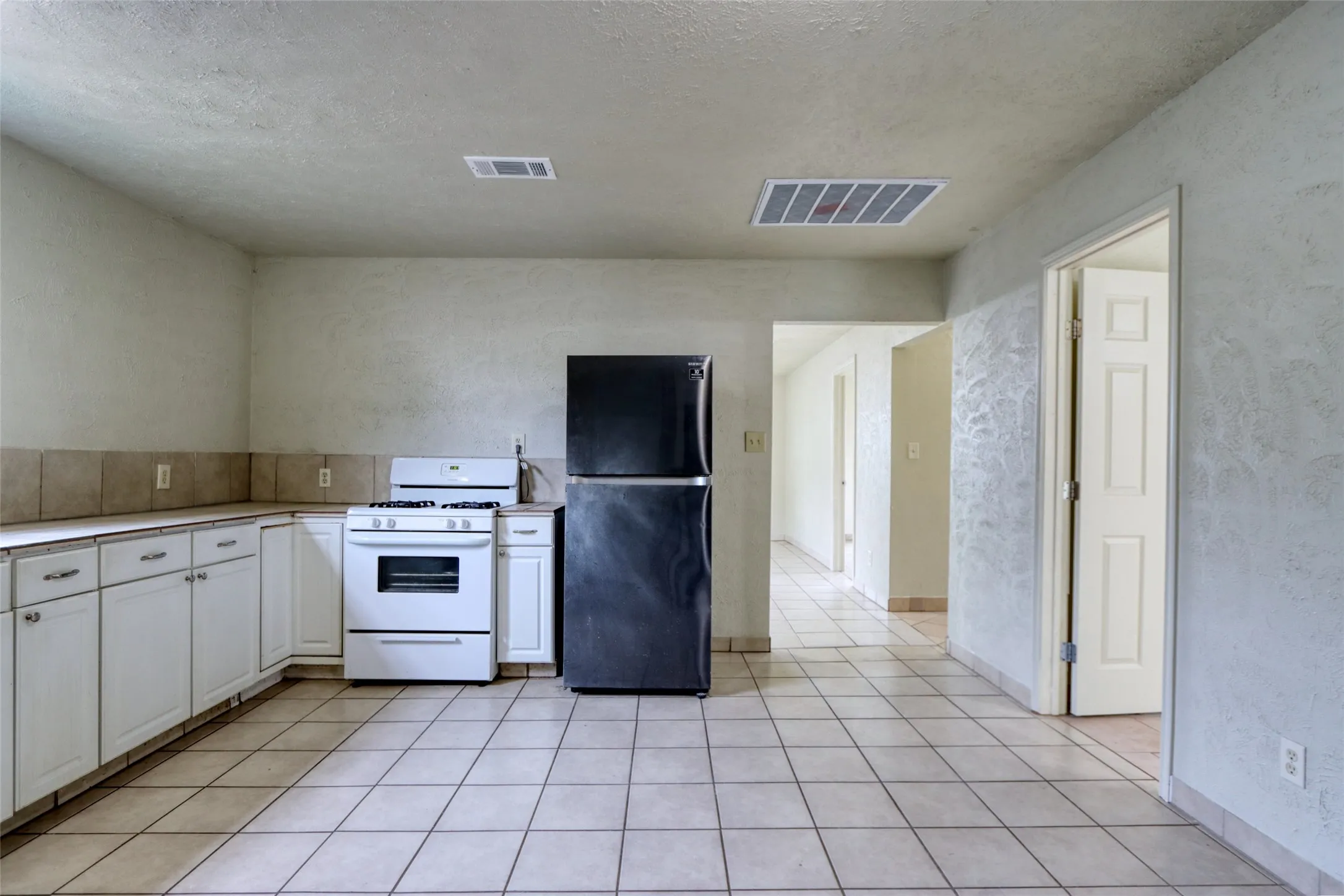 Single Family Residence For Sale in Dallas County , 3412 Banning Street, Dallas, Texas 75233, 2 Bedroom, 1 Bathroom, Garage spaces, 1,036 Sqft, built in 1925, mls#21217963, Real Estate Agent in Dallas, Homes For Sale in Dallas county, Homes For Sale in Dallas, Realtor in Dallas Texas, Real Estate Brokerage Independent Realty Texas, Luminita Cordes Realtor