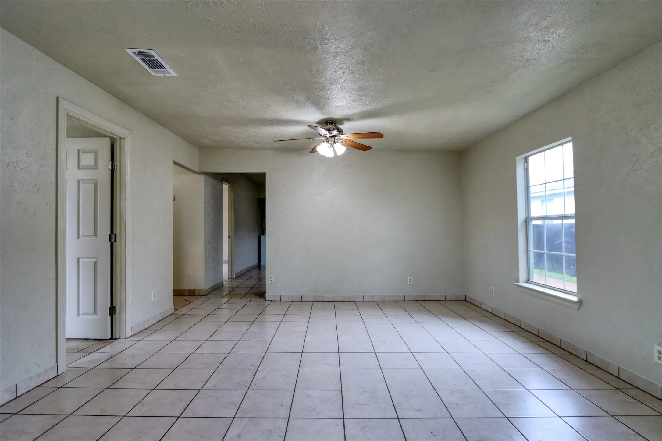 Single Family Residence For Sale in Dallas County , 3412 Banning Street, Dallas, Texas 75233, 2 Bedroom, 1 Bathroom, Garage spaces, 1,036 Sqft, built in 1925, mls#21217963, Real Estate Agent in Dallas, Homes For Sale in Dallas county, Homes For Sale in Dallas, Realtor in Dallas Texas, Real Estate Brokerage Independent Realty Texas, Luminita Cordes Realtor
