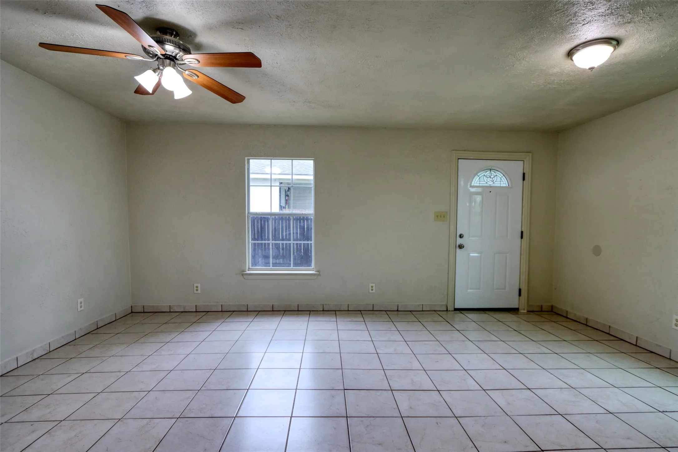 Single Family Residence For Sale in Dallas County , 3412 Banning Street, Dallas, Texas 75233, 2 Bedroom, 1 Bathroom, Garage spaces, 1,036 Sqft, built in 1925, mls#21217963, Real Estate Agent in Dallas, Homes For Sale in Dallas county, Homes For Sale in Dallas, Realtor in Dallas Texas, Real Estate Brokerage Independent Realty Texas, Luminita Cordes Realtor