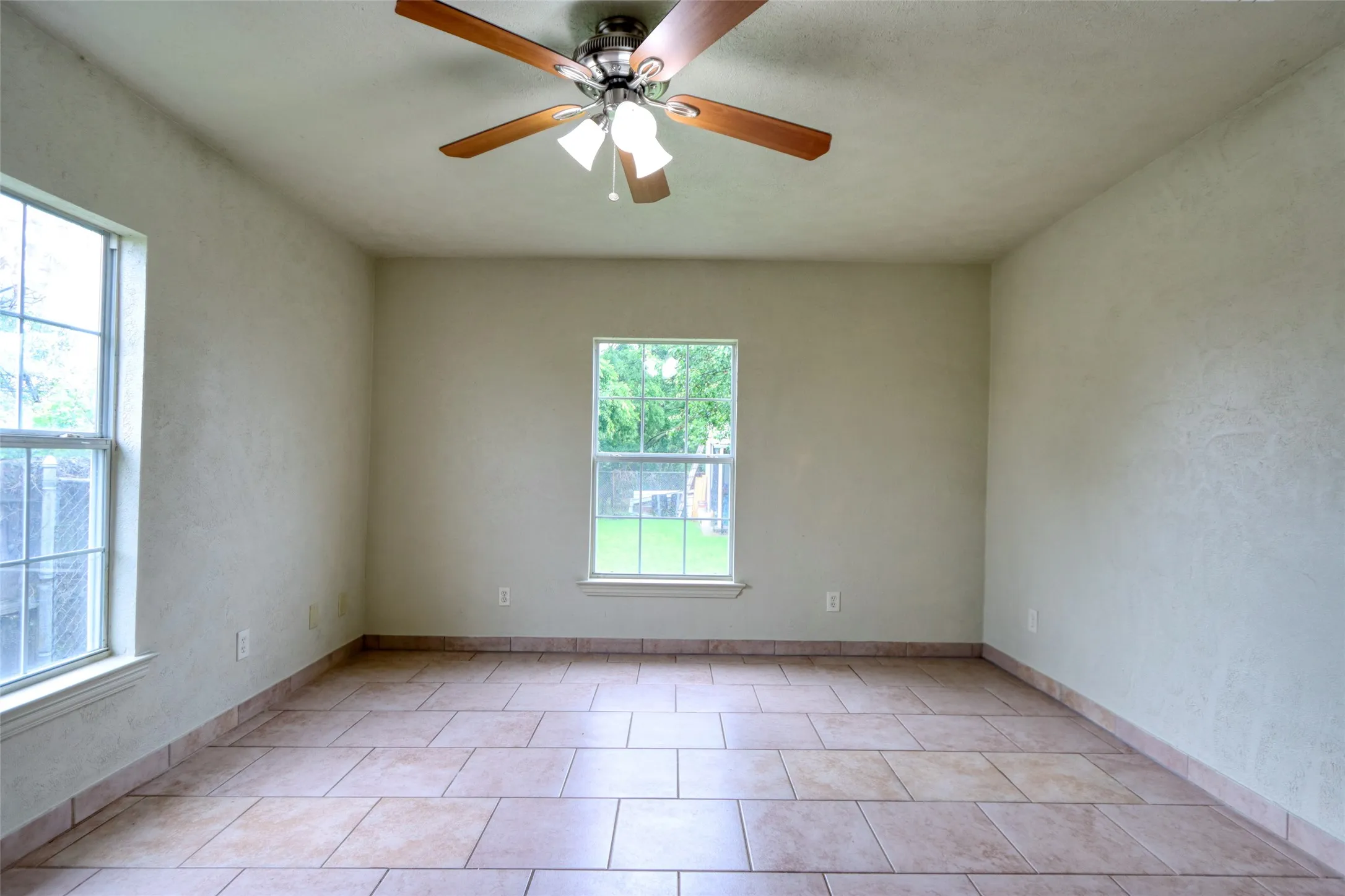 Single Family Residence For Sale in Dallas County , 3412 Banning Street, Dallas, Texas 75233, 2 Bedroom, 1 Bathroom, Garage spaces, 1,036 Sqft, built in 1925, mls#21217963, Real Estate Agent in Dallas, Homes For Sale in Dallas county, Homes For Sale in Dallas, Realtor in Dallas Texas, Real Estate Brokerage Independent Realty Texas, Luminita Cordes Realtor