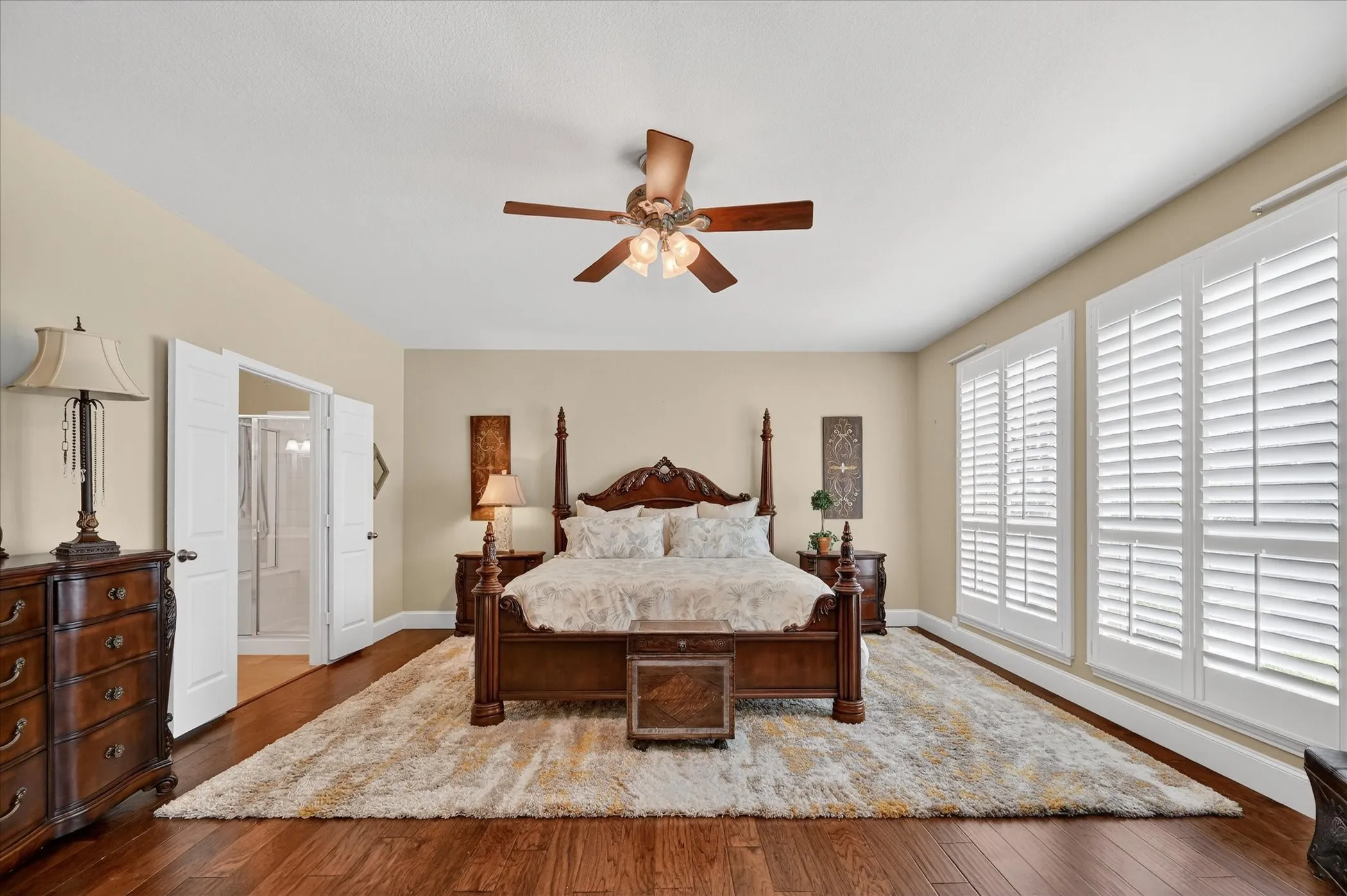 LARGE PRIMARY BEDROOM