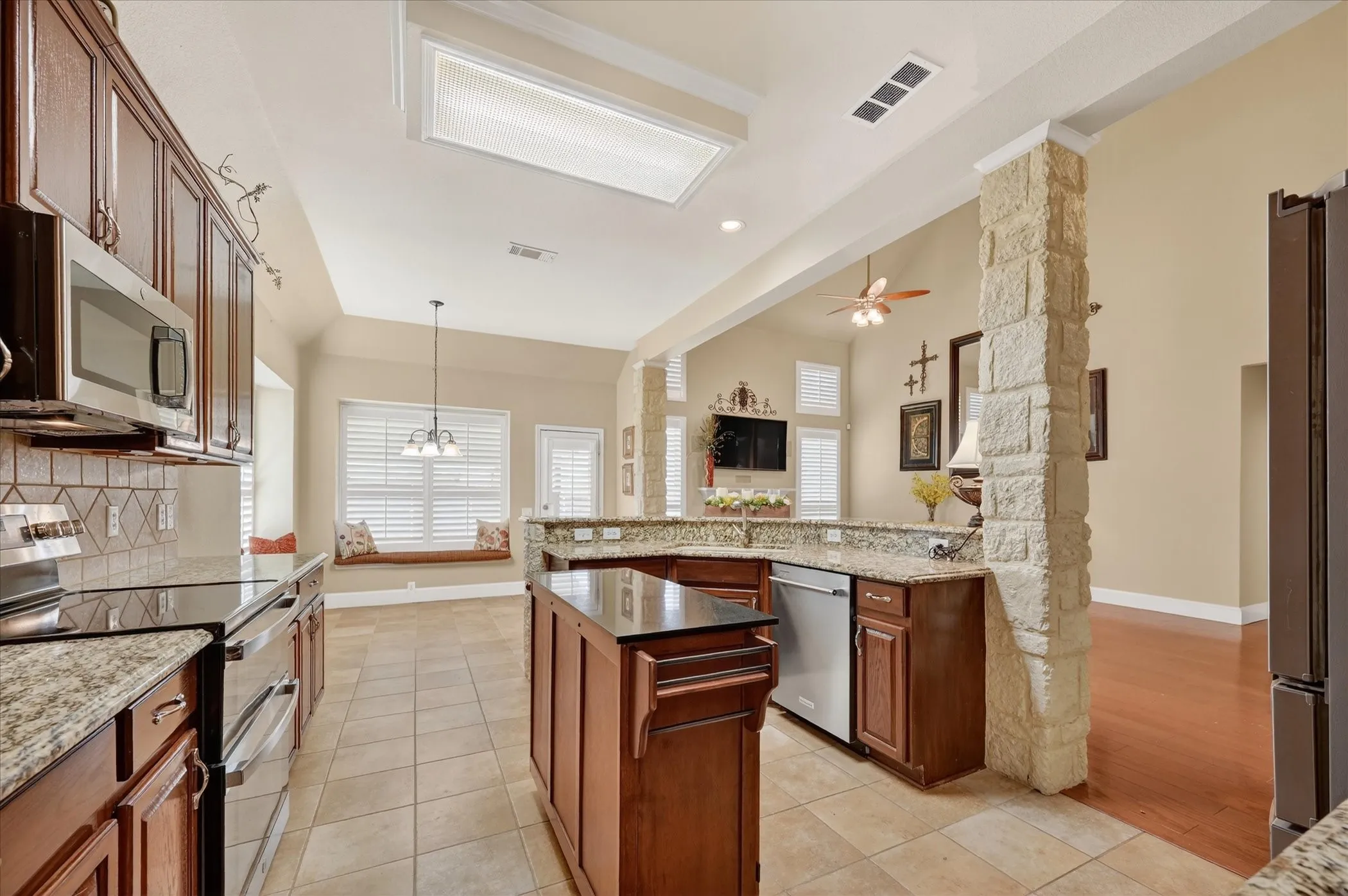 KITCHEN AND BREAKFAST AREA