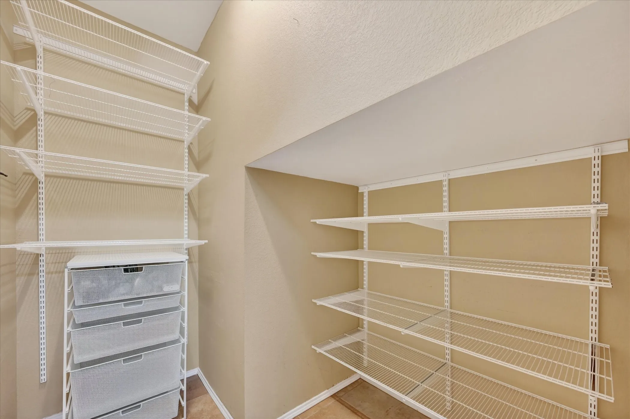 UTILITY ROOM CLOSET