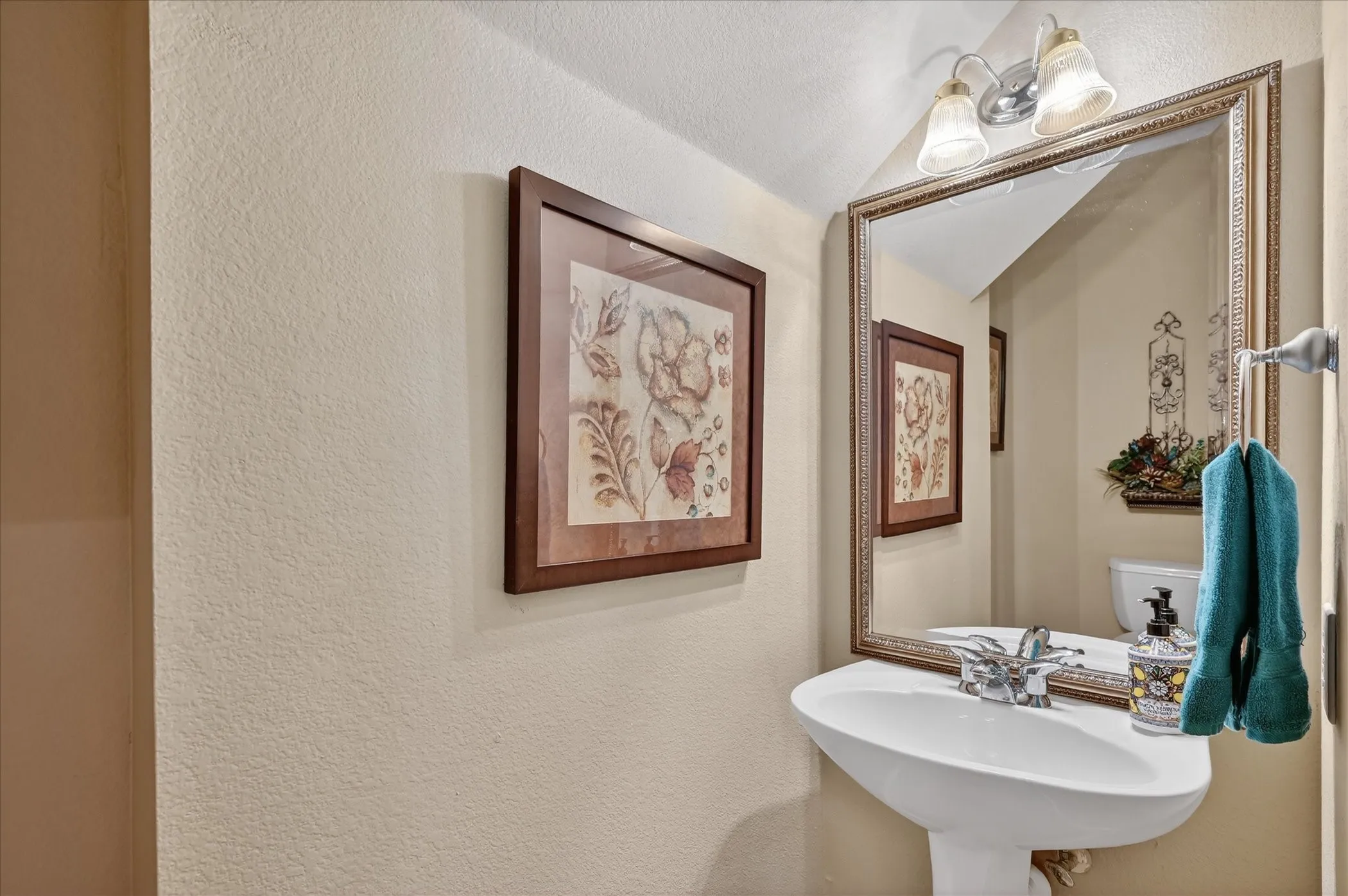 POWDER ROOM BETWEEN ENTRY AND PRIMARY