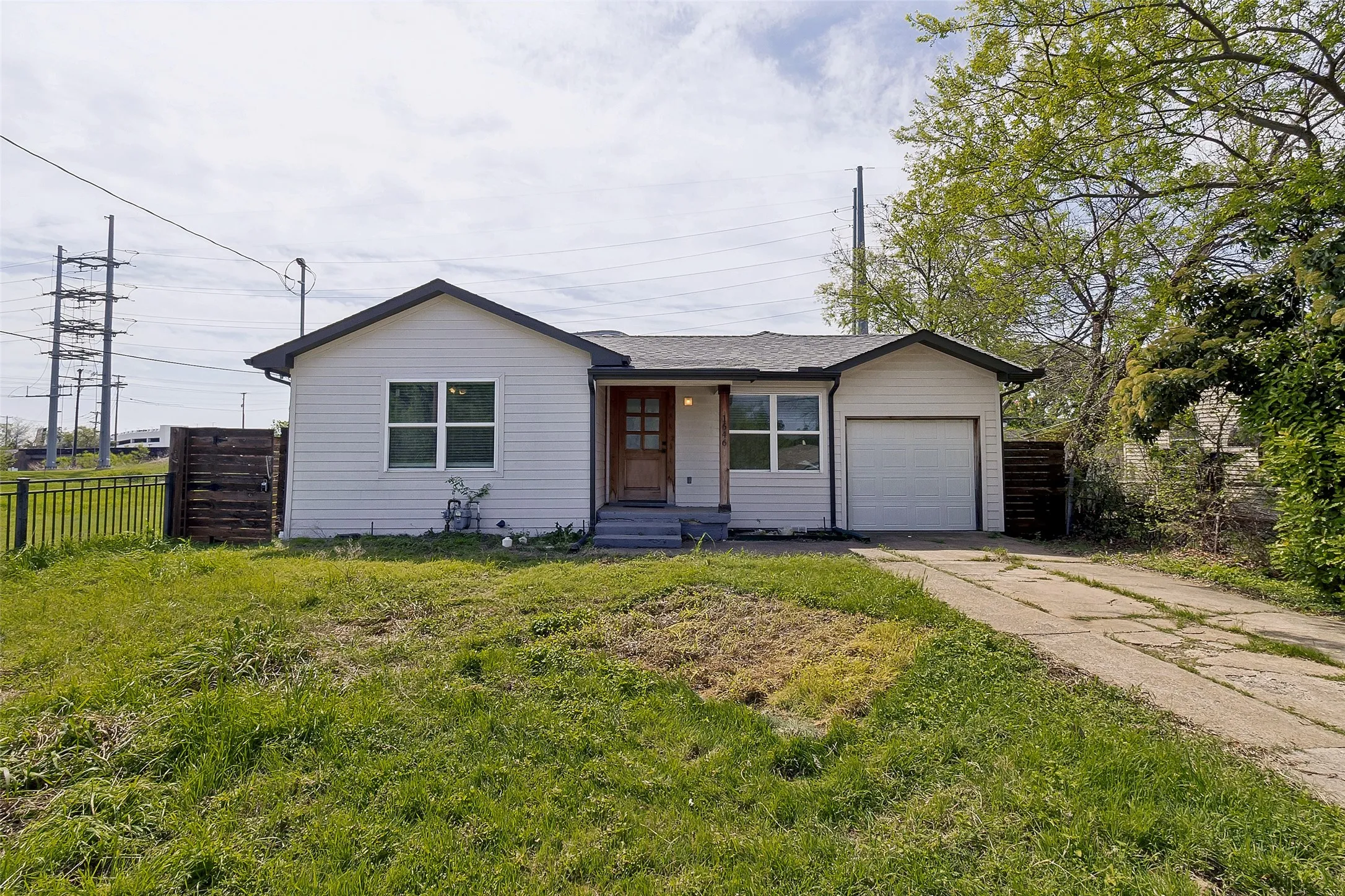 Single Family Residence For Sale in Dallas County , 1646 Briarcliff Road, Dallas, Texas 75235, 3 Bedroom, 2 Bathroom, 1 Garage spaces, 1,204 Sqft, built in 1949, mls#21217623, Real Estate Agent in Dallas, Homes For Sale in Dallas county, Homes For Sale in Dallas, Realtor in Dallas Texas, Real Estate Brokerage Independent Realty Texas, Luminita Cordes Realtor