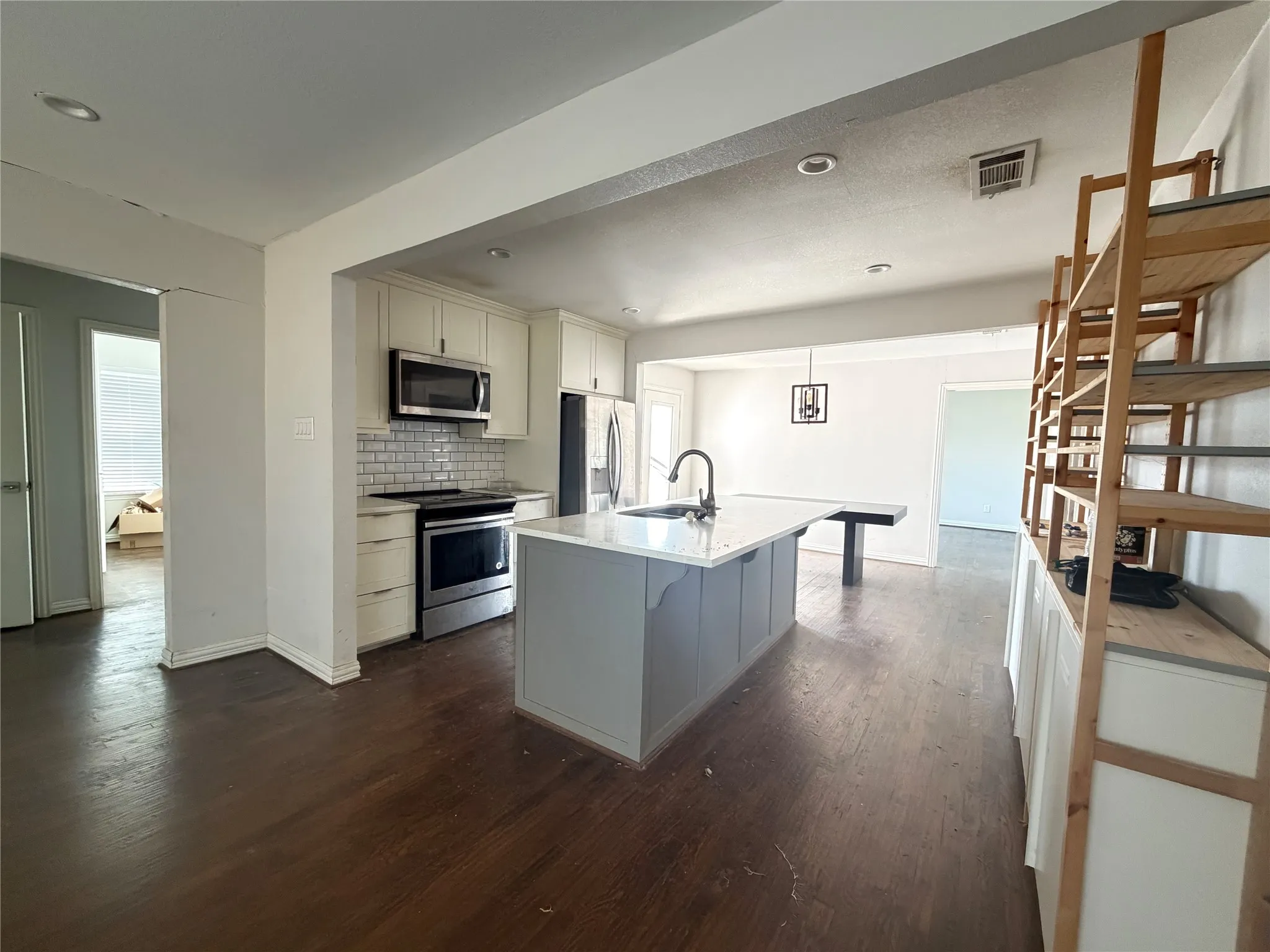 Single Family Residence For Sale in Dallas County , 1646 Briarcliff Road, Dallas, Texas 75235, 3 Bedroom, 2 Bathroom, 1 Garage spaces, 1,204 Sqft, built in 1949, mls#21217623, Real Estate Agent in Dallas, Homes For Sale in Dallas county, Homes For Sale in Dallas, Realtor in Dallas Texas, Real Estate Brokerage Independent Realty Texas, Luminita Cordes Realtor