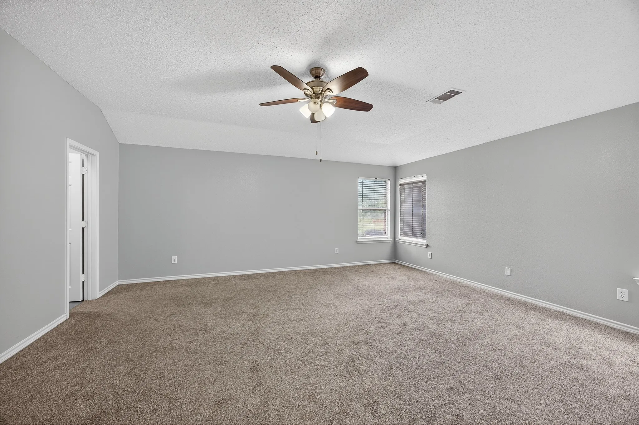 Single Family Residence For Sale in Dallas County , 2233 San Simeon Drive, Mesquite, Texas 75181, 4 Bedroom, 3 Bathroom, 2 Garage spaces, 3,012 Sqft, built in 2000, Preowned, mls#21218036, Real Estate Agent in Mesquite, Homes For Sale in Dallas county, Homes For Sale in Mesquite, Realtor in Mesquite Texas, Real Estate Brokerage Independent Realty Texas, Luminita Cordes Realtor