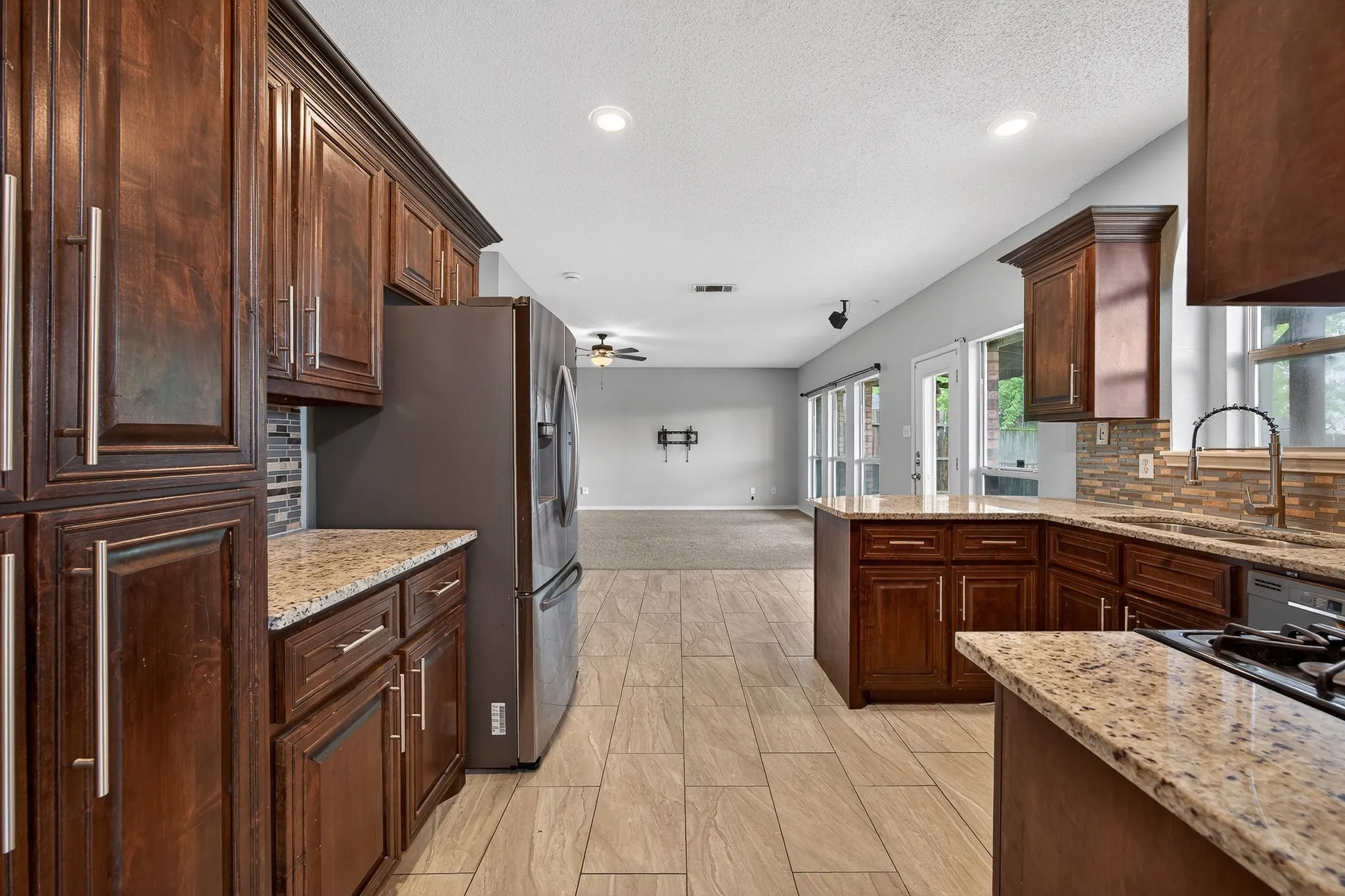 Single Family Residence For Sale in Dallas County , 2233 San Simeon Drive, Mesquite, Texas 75181, 4 Bedroom, 3 Bathroom, 2 Garage spaces, 3,012 Sqft, built in 2000, Preowned, mls#21218036, Real Estate Agent in Mesquite, Homes For Sale in Dallas county, Homes For Sale in Mesquite, Realtor in Mesquite Texas, Real Estate Brokerage Independent Realty Texas, Luminita Cordes Realtor