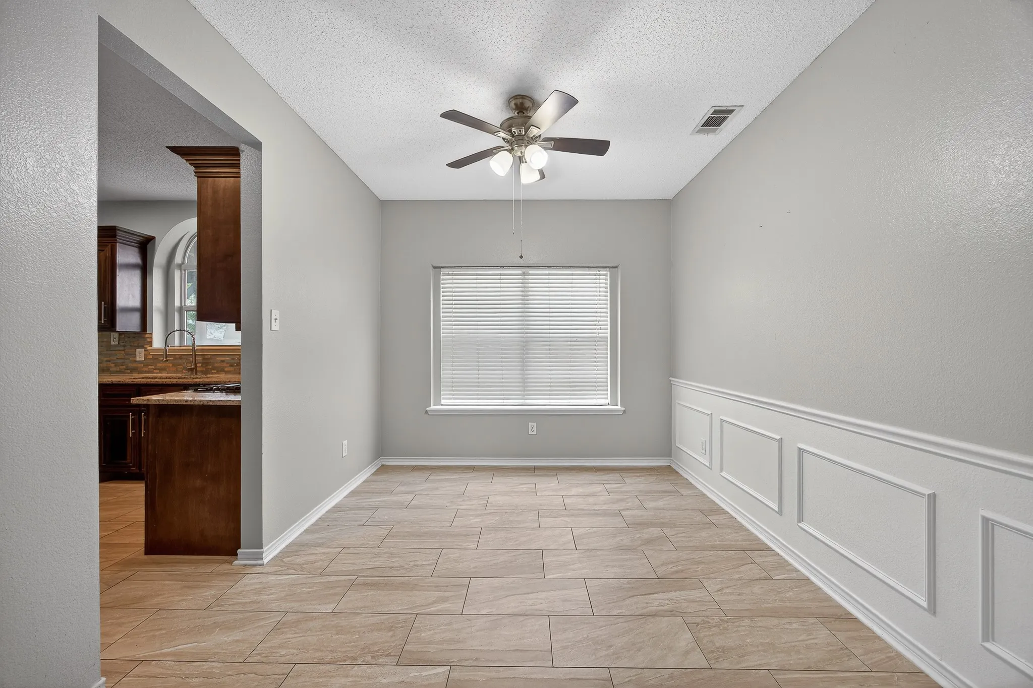 Single Family Residence For Sale in Dallas County , 2233 San Simeon Drive, Mesquite, Texas 75181, 4 Bedroom, 3 Bathroom, 2 Garage spaces, 3,012 Sqft, built in 2000, Preowned, mls#21218036, Real Estate Agent in Mesquite, Homes For Sale in Dallas county, Homes For Sale in Mesquite, Realtor in Mesquite Texas, Real Estate Brokerage Independent Realty Texas, Luminita Cordes Realtor