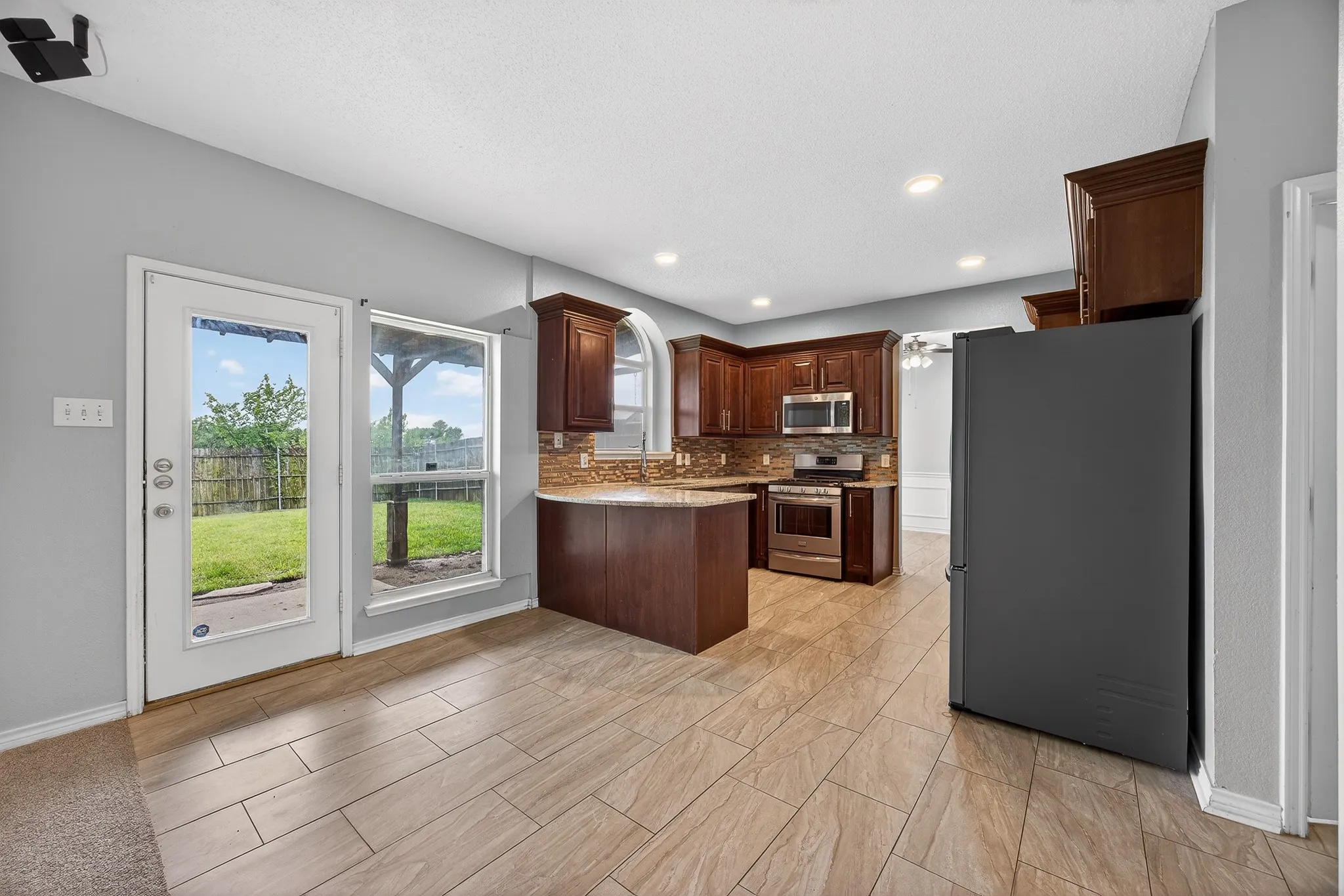 Single Family Residence For Sale in Dallas County , 2233 San Simeon Drive, Mesquite, Texas 75181, 4 Bedroom, 3 Bathroom, 2 Garage spaces, 3,012 Sqft, built in 2000, Preowned, mls#21218036, Real Estate Agent in Mesquite, Homes For Sale in Dallas county, Homes For Sale in Mesquite, Realtor in Mesquite Texas, Real Estate Brokerage Independent Realty Texas, Luminita Cordes Realtor