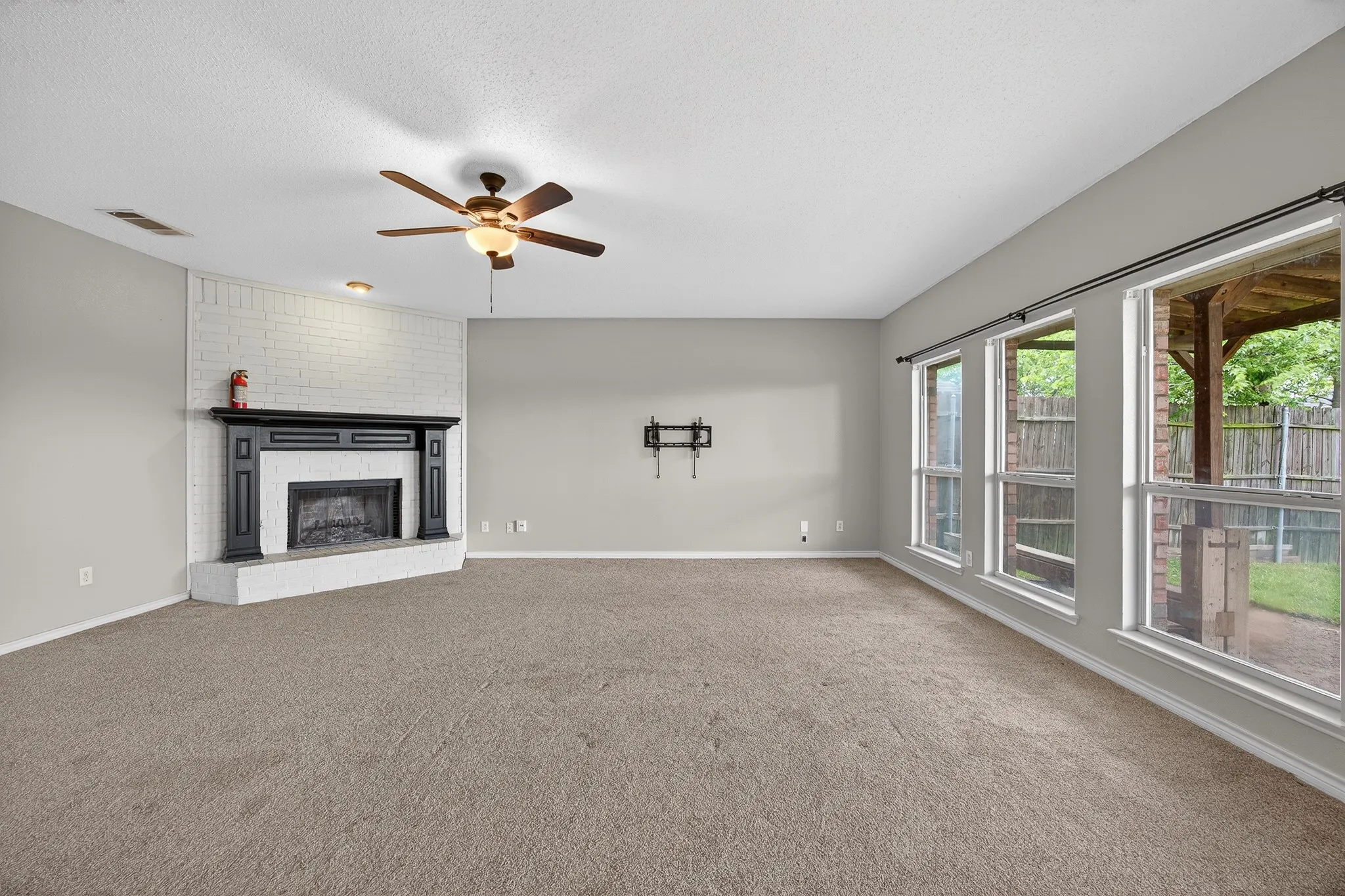Single Family Residence For Sale in Dallas County , 2233 San Simeon Drive, Mesquite, Texas 75181, 4 Bedroom, 3 Bathroom, 2 Garage spaces, 3,012 Sqft, built in 2000, Preowned, mls#21218036, Real Estate Agent in Mesquite, Homes For Sale in Dallas county, Homes For Sale in Mesquite, Realtor in Mesquite Texas, Real Estate Brokerage Independent Realty Texas, Luminita Cordes Realtor