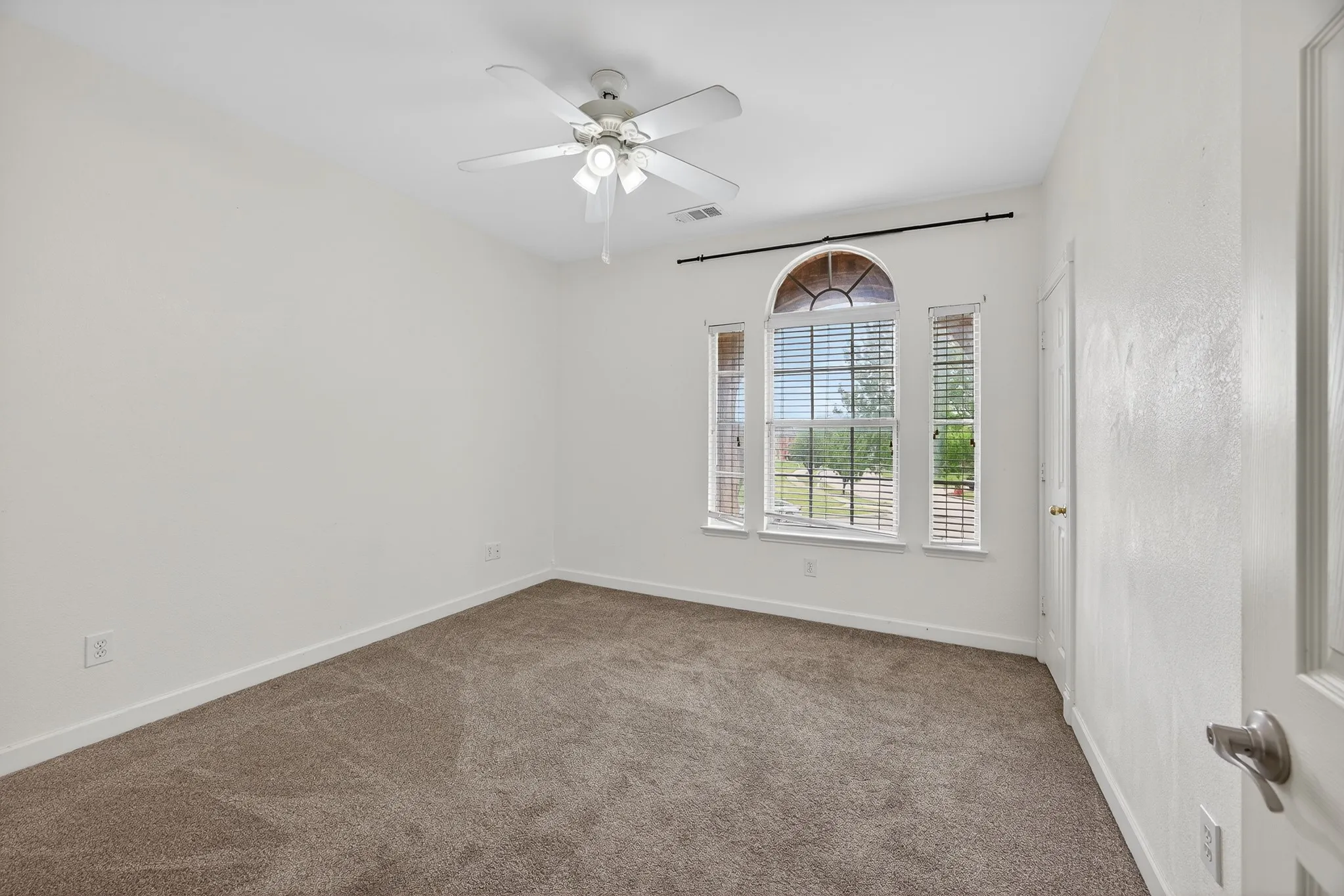 Single Family Residence For Sale in Dallas County , 2233 San Simeon Drive, Mesquite, Texas 75181, 4 Bedroom, 3 Bathroom, 2 Garage spaces, 3,012 Sqft, built in 2000, Preowned, mls#21218036, Real Estate Agent in Mesquite, Homes For Sale in Dallas county, Homes For Sale in Mesquite, Realtor in Mesquite Texas, Real Estate Brokerage Independent Realty Texas, Luminita Cordes Realtor