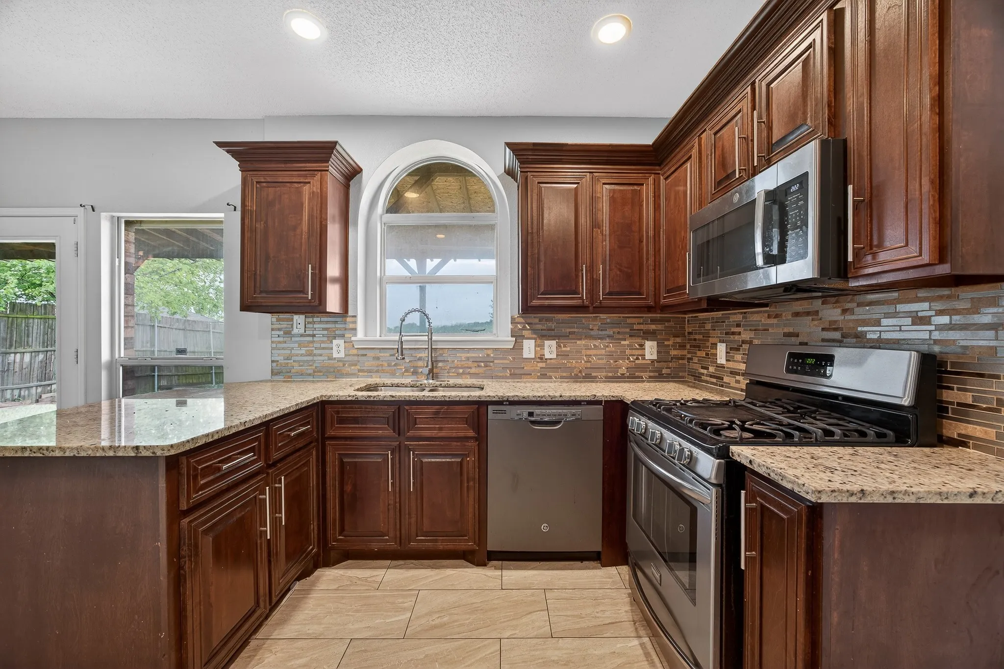 Single Family Residence For Sale in Dallas County , 2233 San Simeon Drive, Mesquite, Texas 75181, 4 Bedroom, 3 Bathroom, 2 Garage spaces, 3,012 Sqft, built in 2000, Preowned, mls#21218036, Real Estate Agent in Mesquite, Homes For Sale in Dallas county, Homes For Sale in Mesquite, Realtor in Mesquite Texas, Real Estate Brokerage Independent Realty Texas, Luminita Cordes Realtor