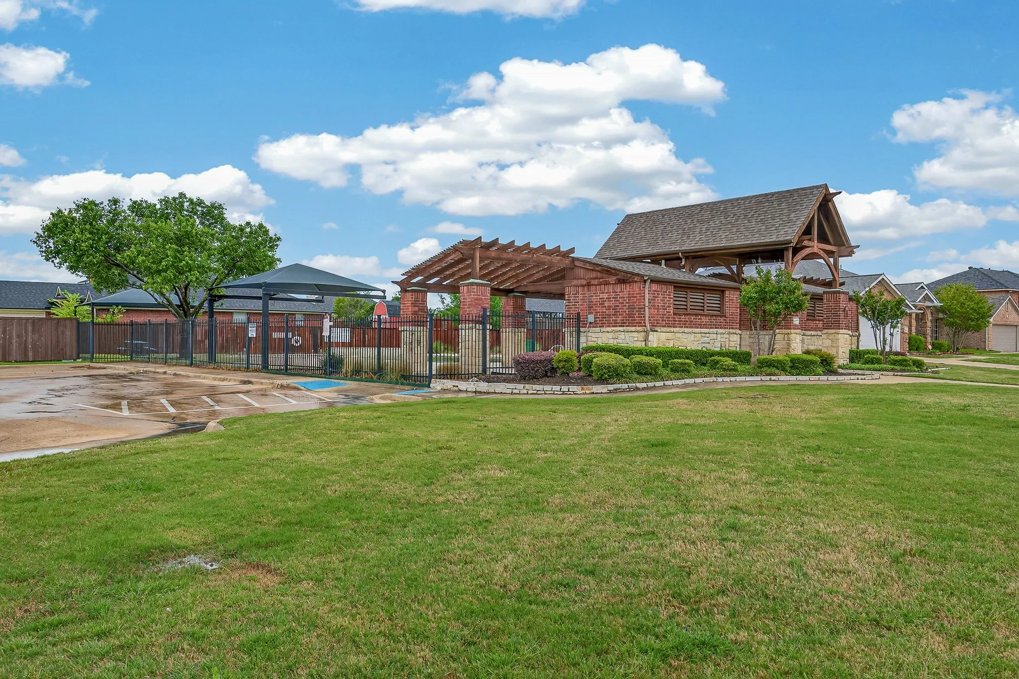Single Family Residence For Sale in Dallas County , 2233 San Simeon Drive, Mesquite, Texas 75181, 4 Bedroom, 3 Bathroom, 2 Garage spaces, 3,012 Sqft, built in 2000, Preowned, mls#21218036, Real Estate Agent in Mesquite, Homes For Sale in Dallas county, Homes For Sale in Mesquite, Realtor in Mesquite Texas, Real Estate Brokerage Independent Realty Texas, Luminita Cordes Realtor