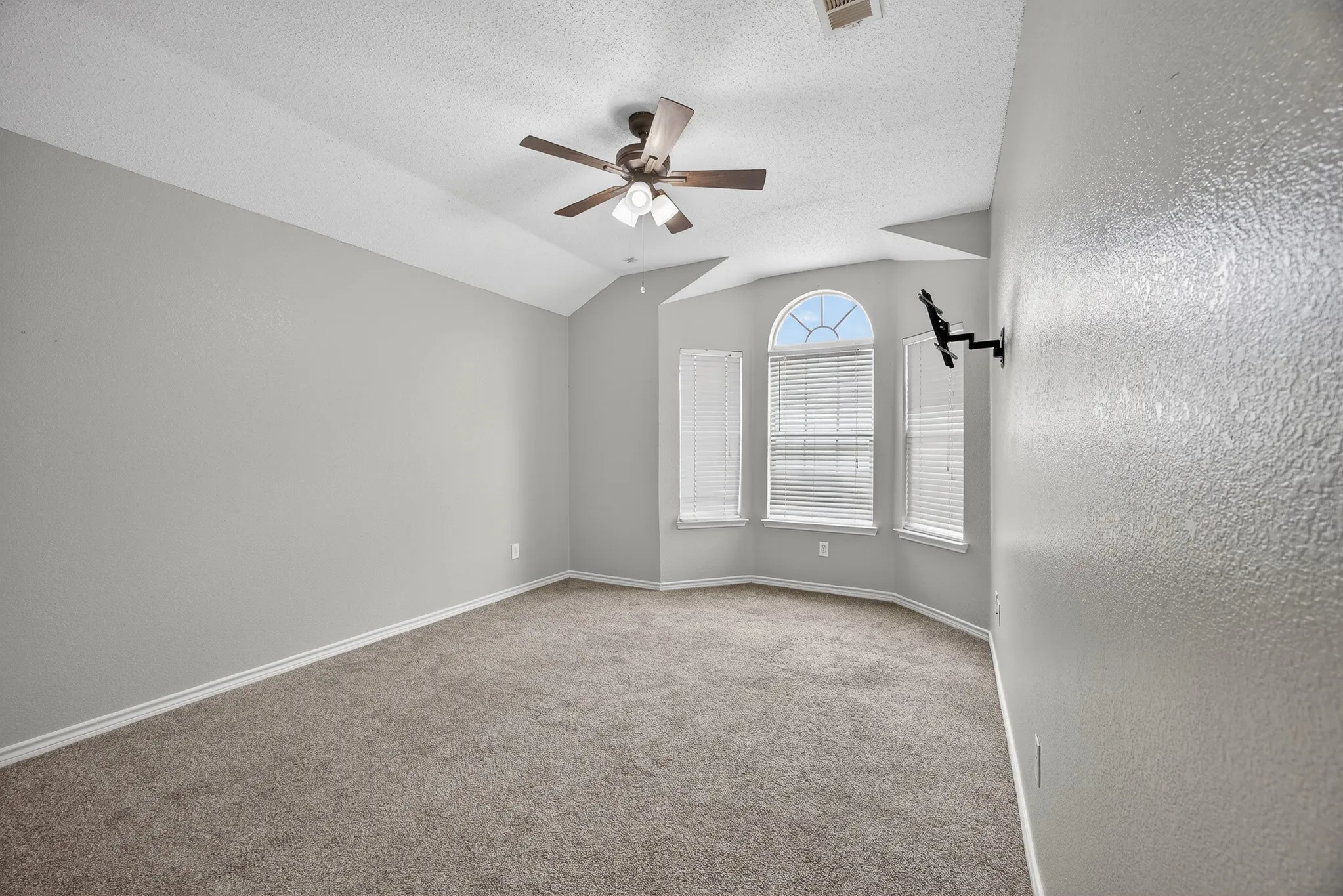 Single Family Residence For Sale in Dallas County , 2233 San Simeon Drive, Mesquite, Texas 75181, 4 Bedroom, 3 Bathroom, 2 Garage spaces, 3,012 Sqft, built in 2000, Preowned, mls#21218036, Real Estate Agent in Mesquite, Homes For Sale in Dallas county, Homes For Sale in Mesquite, Realtor in Mesquite Texas, Real Estate Brokerage Independent Realty Texas, Luminita Cordes Realtor