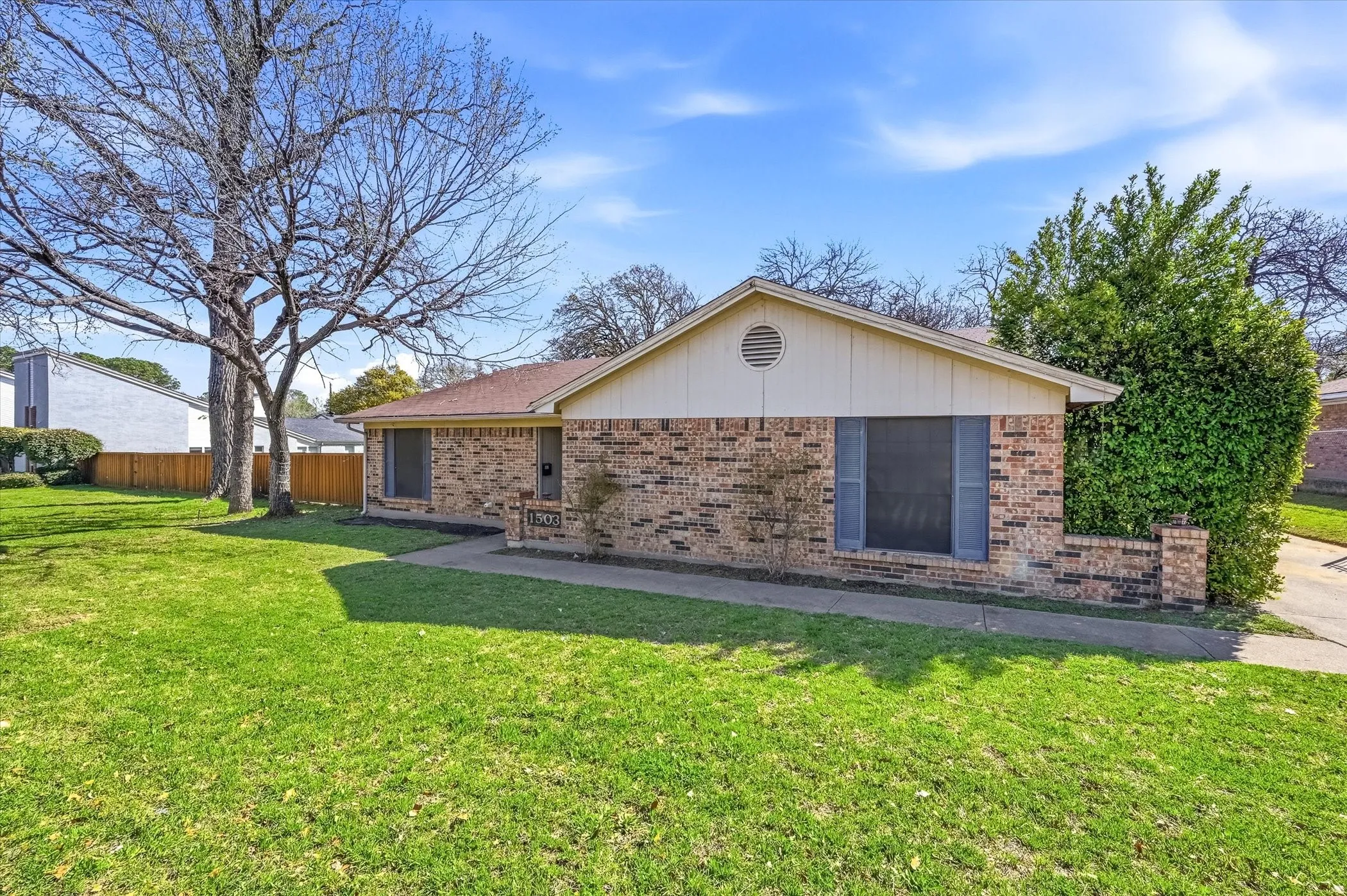 Single Family Residence For Sale in Tarrant County , 1503 N Fielder Road, Arlington, Texas 76012, 5 Bedroom, 3 Bathroom, Garage spaces, 2,658 Sqft, built in 1978, mls#21217011, Real Estate Agent in Arlington, Homes For Sale in Tarrant county, Homes For Sale in Arlington, Realtor in Arlington Texas, Real Estate Brokerage Independent Realty Texas, Luminita Cordes Realtor