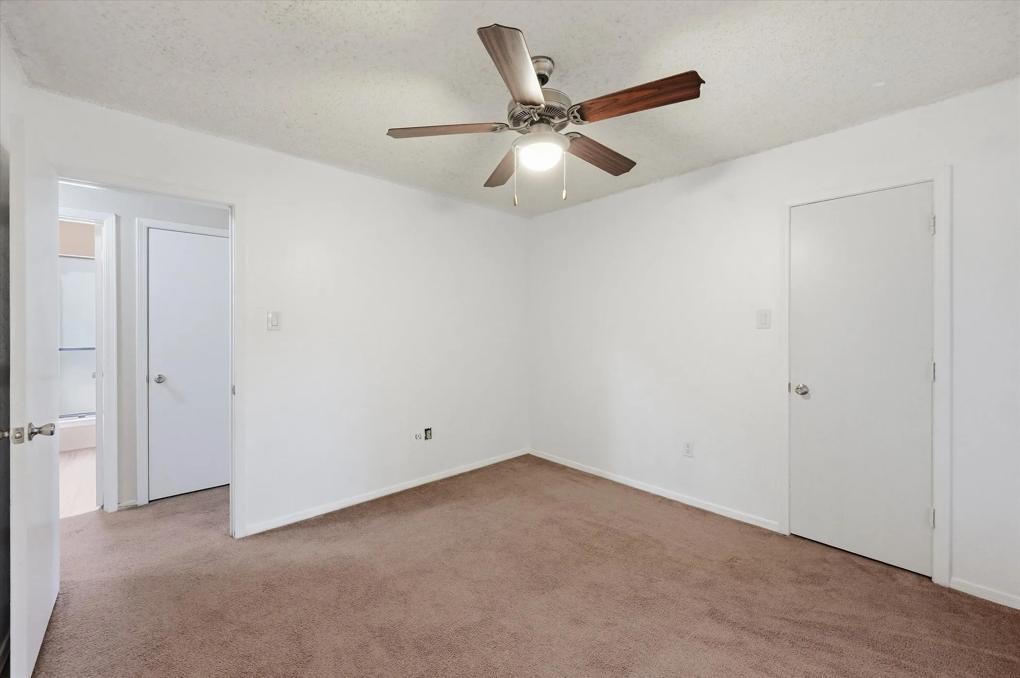 Single Family Residence For Sale in Tarrant County , 1503 N Fielder Road, Arlington, Texas 76012, 5 Bedroom, 3 Bathroom, Garage spaces, 2,658 Sqft, built in 1978, mls#21217011, Real Estate Agent in Arlington, Homes For Sale in Tarrant county, Homes For Sale in Arlington, Realtor in Arlington Texas, Real Estate Brokerage Independent Realty Texas, Luminita Cordes Realtor