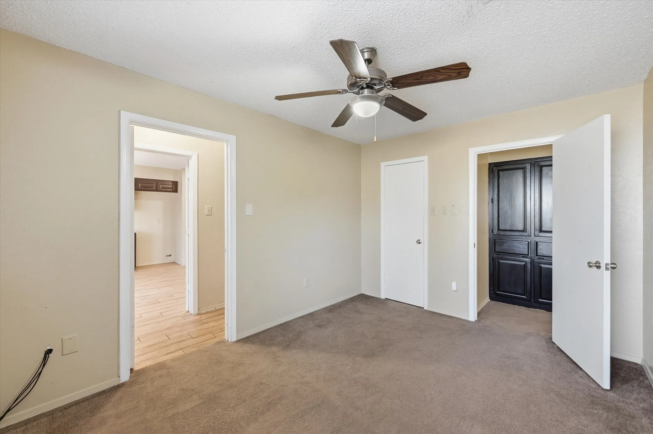 Single Family Residence For Sale in Tarrant County , 1503 N Fielder Road, Arlington, Texas 76012, 5 Bedroom, 3 Bathroom, Garage spaces, 2,658 Sqft, built in 1978, mls#21217011, Real Estate Agent in Arlington, Homes For Sale in Tarrant county, Homes For Sale in Arlington, Realtor in Arlington Texas, Real Estate Brokerage Independent Realty Texas, Luminita Cordes Realtor