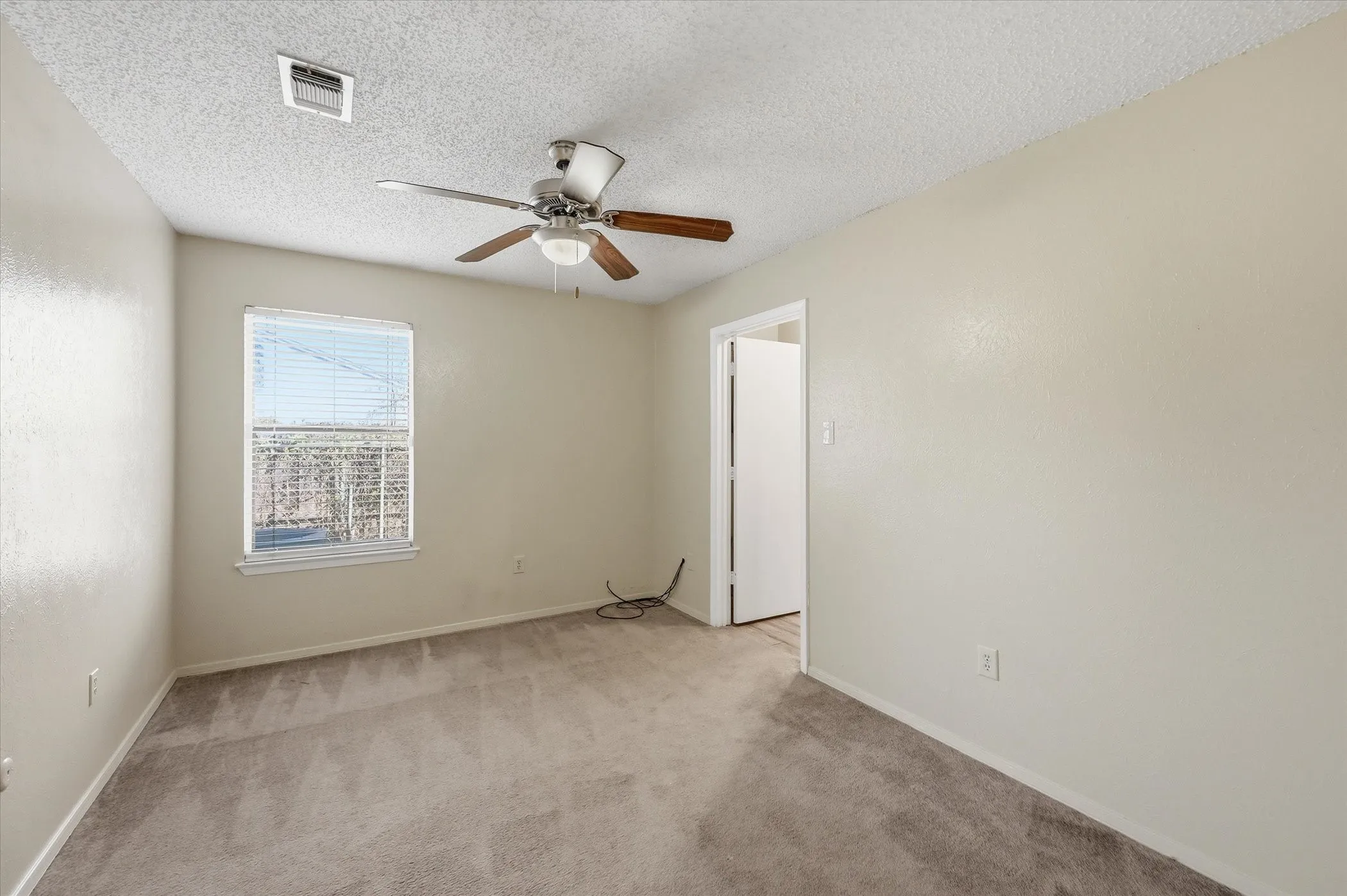 Single Family Residence For Sale in Tarrant County , 1503 N Fielder Road, Arlington, Texas 76012, 5 Bedroom, 3 Bathroom, Garage spaces, 2,658 Sqft, built in 1978, mls#21217011, Real Estate Agent in Arlington, Homes For Sale in Tarrant county, Homes For Sale in Arlington, Realtor in Arlington Texas, Real Estate Brokerage Independent Realty Texas, Luminita Cordes Realtor