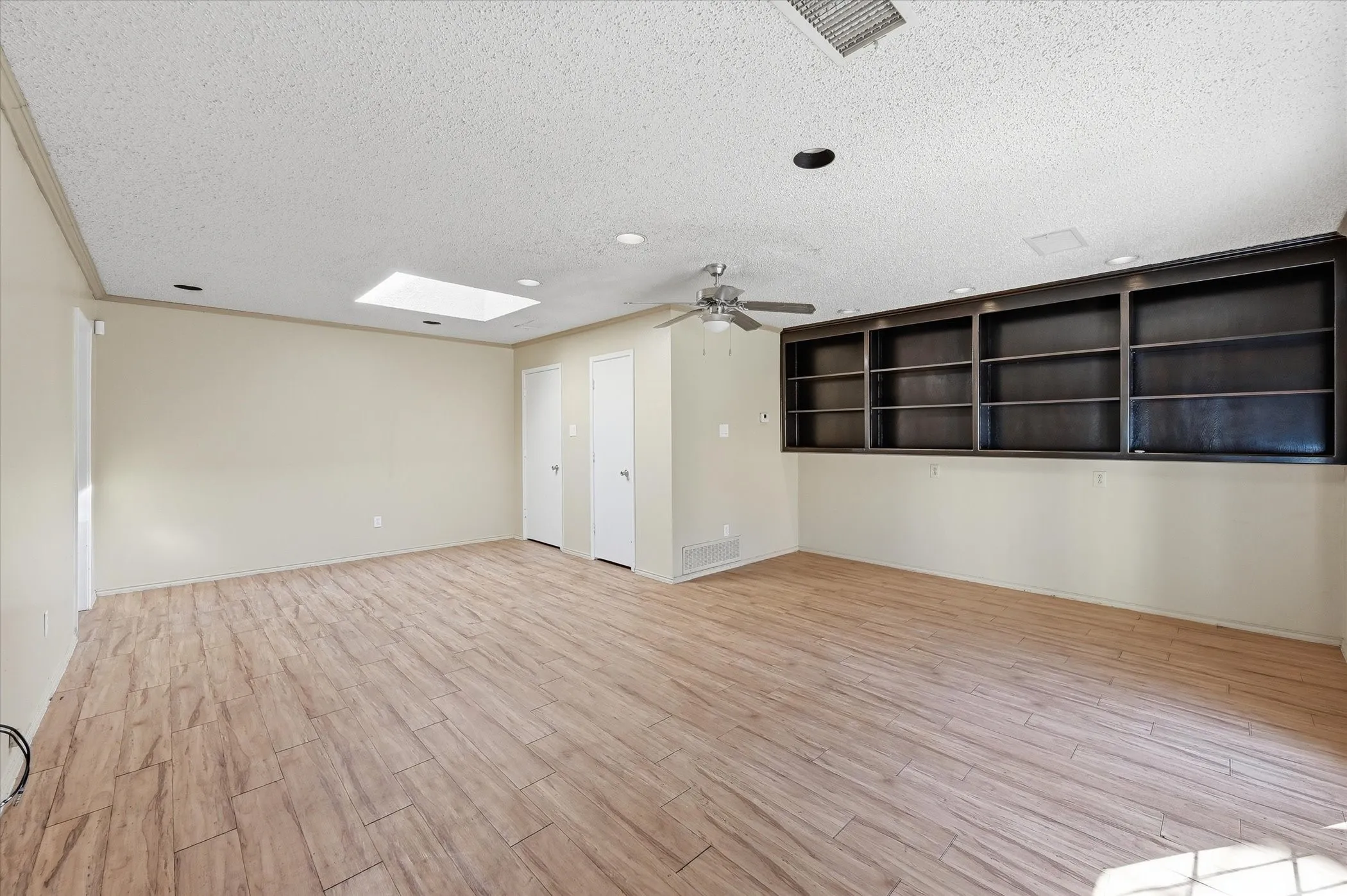Single Family Residence For Sale in Tarrant County , 1503 N Fielder Road, Arlington, Texas 76012, 5 Bedroom, 3 Bathroom, Garage spaces, 2,658 Sqft, built in 1978, mls#21217011, Real Estate Agent in Arlington, Homes For Sale in Tarrant county, Homes For Sale in Arlington, Realtor in Arlington Texas, Real Estate Brokerage Independent Realty Texas, Luminita Cordes Realtor