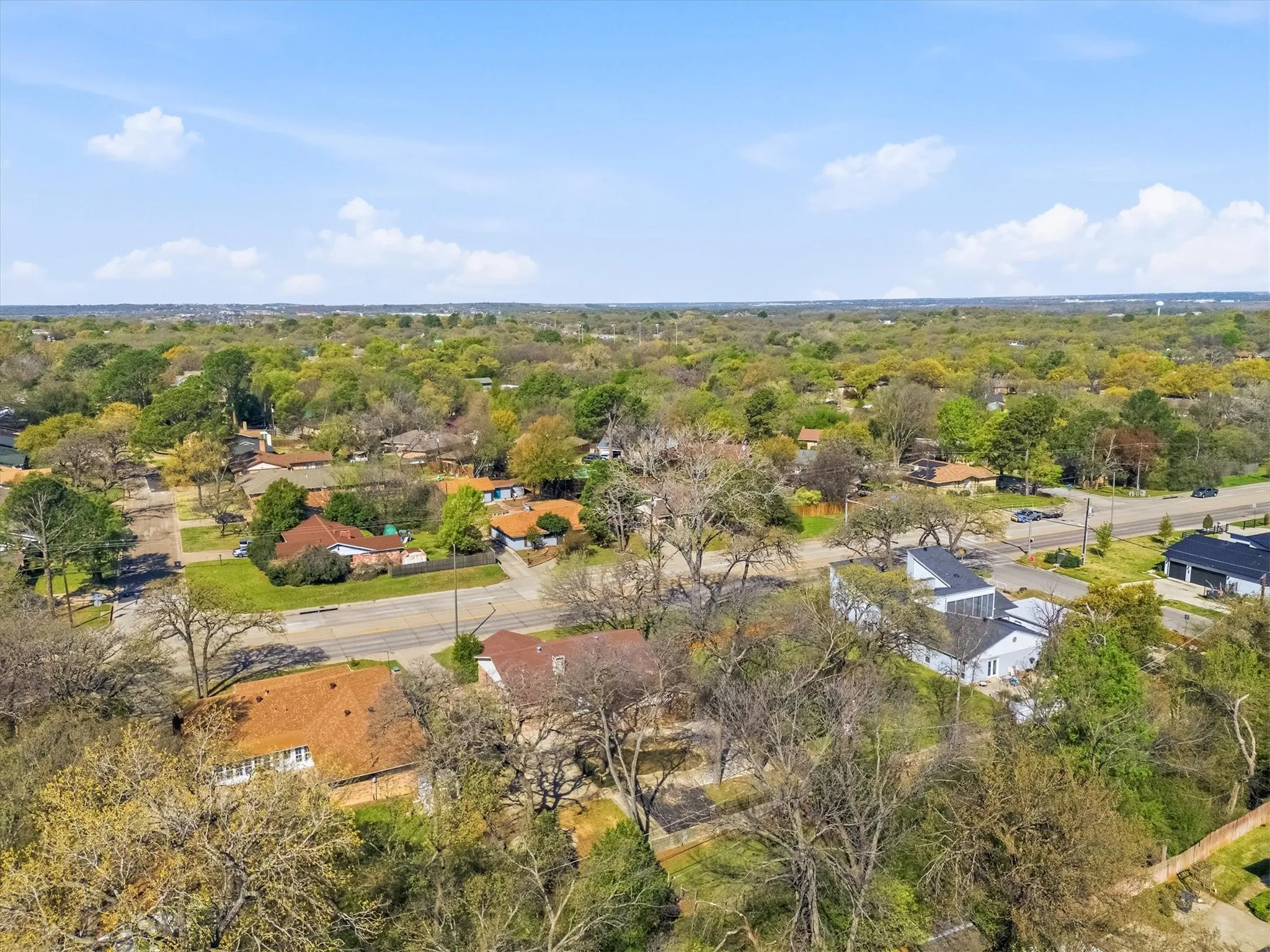 Single Family Residence For Sale in Tarrant County , 1503 N Fielder Road, Arlington, Texas 76012, 5 Bedroom, 3 Bathroom, Garage spaces, 2,658 Sqft, built in 1978, mls#21217011, Real Estate Agent in Arlington, Homes For Sale in Tarrant county, Homes For Sale in Arlington, Realtor in Arlington Texas, Real Estate Brokerage Independent Realty Texas, Luminita Cordes Realtor