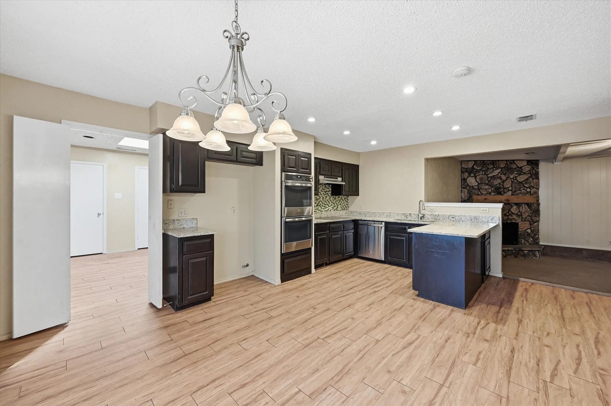 Single Family Residence For Sale in Tarrant County , 1503 N Fielder Road, Arlington, Texas 76012, 5 Bedroom, 3 Bathroom, Garage spaces, 2,658 Sqft, built in 1978, mls#21217011, Real Estate Agent in Arlington, Homes For Sale in Tarrant county, Homes For Sale in Arlington, Realtor in Arlington Texas, Real Estate Brokerage Independent Realty Texas, Luminita Cordes Realtor