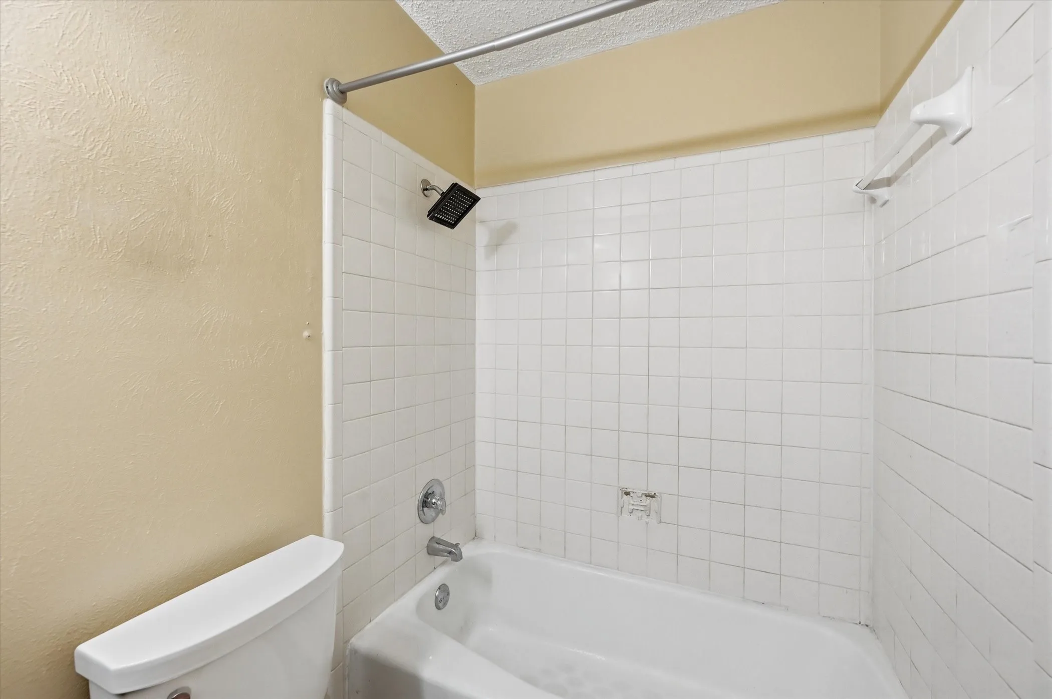 Single Family Residence For Sale in Tarrant County , 1503 N Fielder Road, Arlington, Texas 76012, 5 Bedroom, 3 Bathroom, Garage spaces, 2,658 Sqft, built in 1978, mls#21217011, Real Estate Agent in Arlington, Homes For Sale in Tarrant county, Homes For Sale in Arlington, Realtor in Arlington Texas, Real Estate Brokerage Independent Realty Texas, Luminita Cordes Realtor