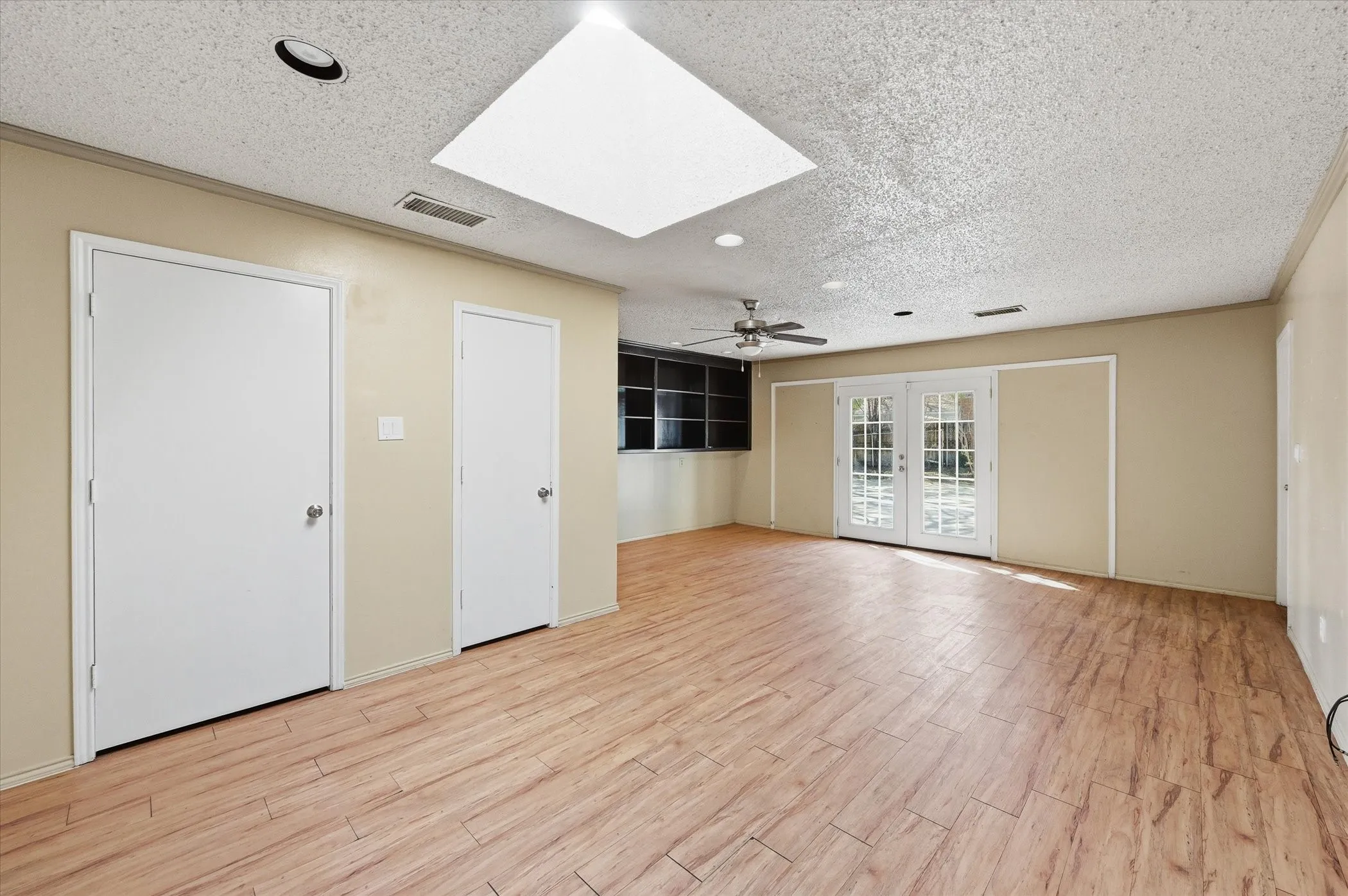 Single Family Residence For Sale in Tarrant County , 1503 N Fielder Road, Arlington, Texas 76012, 5 Bedroom, 3 Bathroom, Garage spaces, 2,658 Sqft, built in 1978, mls#21217011, Real Estate Agent in Arlington, Homes For Sale in Tarrant county, Homes For Sale in Arlington, Realtor in Arlington Texas, Real Estate Brokerage Independent Realty Texas, Luminita Cordes Realtor