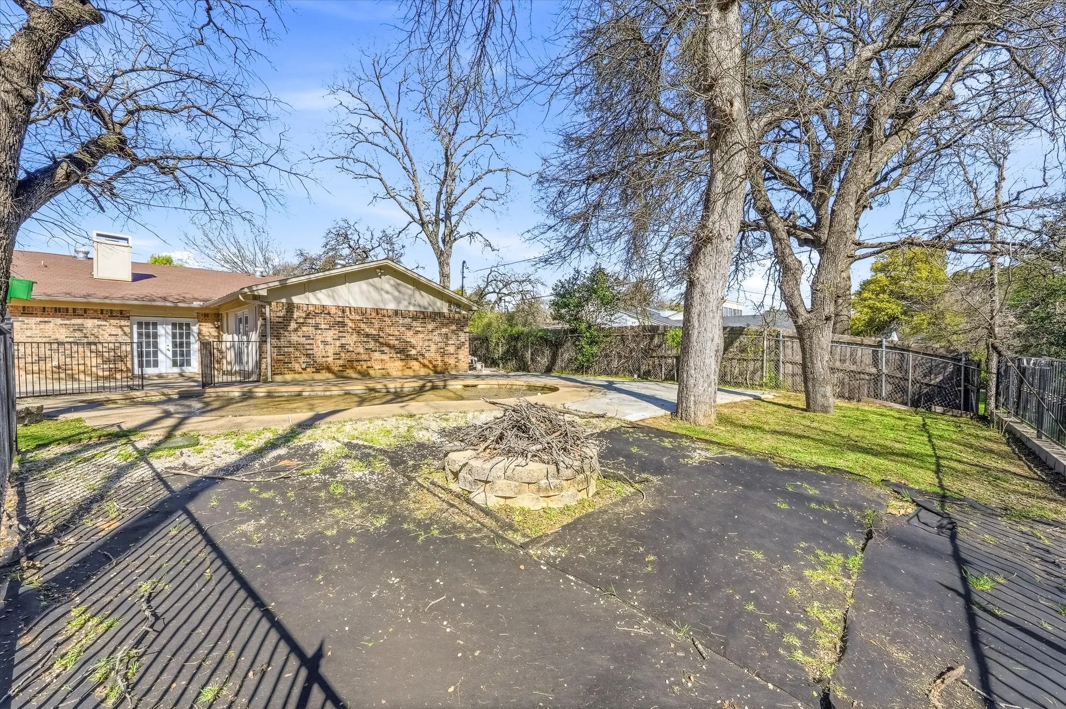Single Family Residence For Sale in Tarrant County , 1503 N Fielder Road, Arlington, Texas 76012, 5 Bedroom, 3 Bathroom, Garage spaces, 2,658 Sqft, built in 1978, mls#21217011, Real Estate Agent in Arlington, Homes For Sale in Tarrant county, Homes For Sale in Arlington, Realtor in Arlington Texas, Real Estate Brokerage Independent Realty Texas, Luminita Cordes Realtor