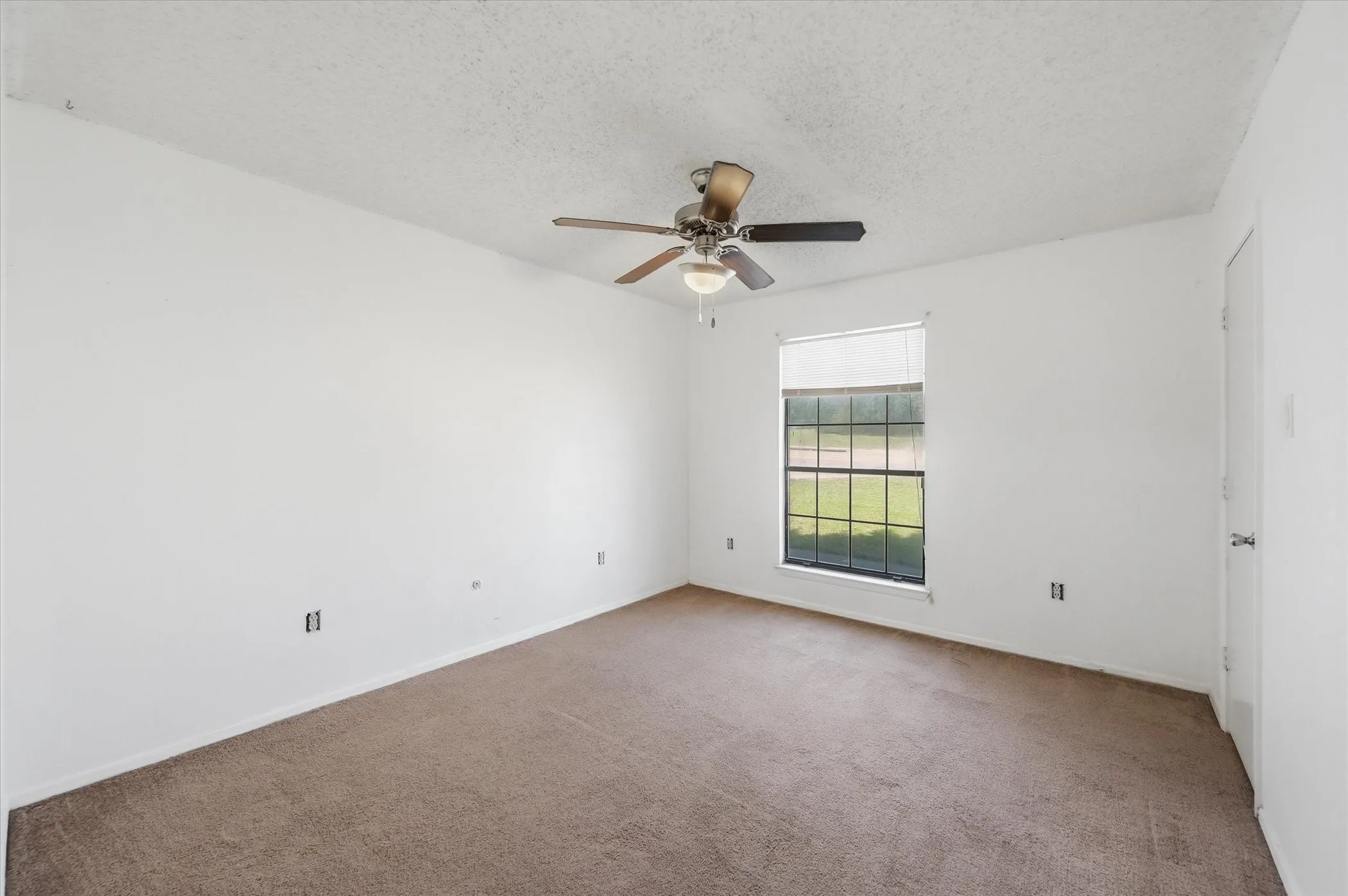 Single Family Residence For Sale in Tarrant County , 1503 N Fielder Road, Arlington, Texas 76012, 5 Bedroom, 3 Bathroom, Garage spaces, 2,658 Sqft, built in 1978, mls#21217011, Real Estate Agent in Arlington, Homes For Sale in Tarrant county, Homes For Sale in Arlington, Realtor in Arlington Texas, Real Estate Brokerage Independent Realty Texas, Luminita Cordes Realtor