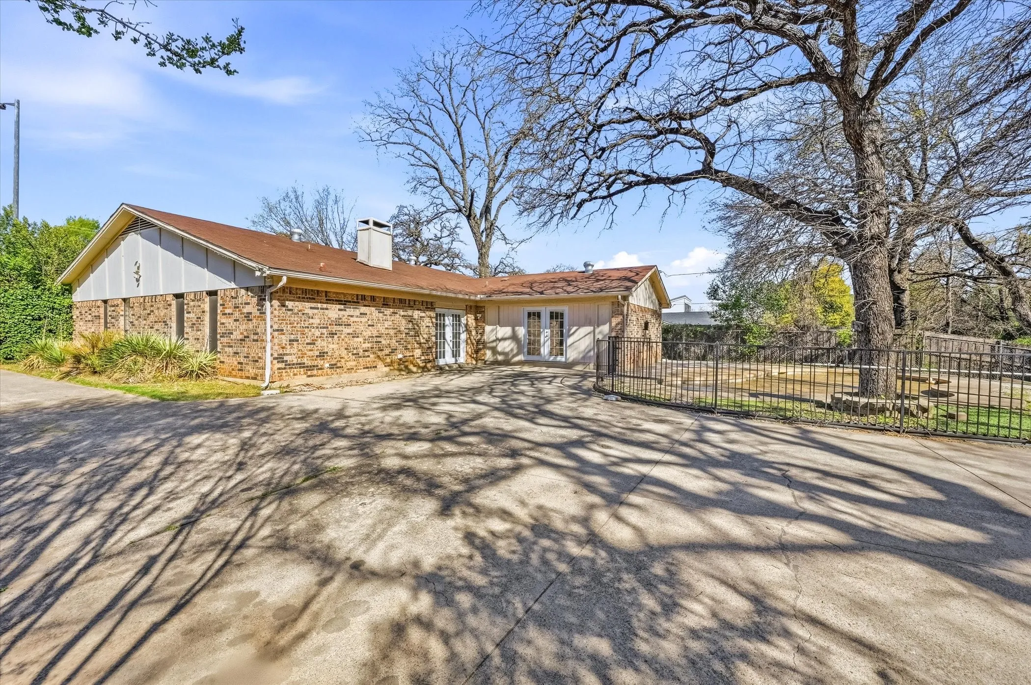 Single Family Residence For Sale in Tarrant County , 1503 N Fielder Road, Arlington, Texas 76012, 5 Bedroom, 3 Bathroom, Garage spaces, 2,658 Sqft, built in 1978, mls#21217011, Real Estate Agent in Arlington, Homes For Sale in Tarrant county, Homes For Sale in Arlington, Realtor in Arlington Texas, Real Estate Brokerage Independent Realty Texas, Luminita Cordes Realtor