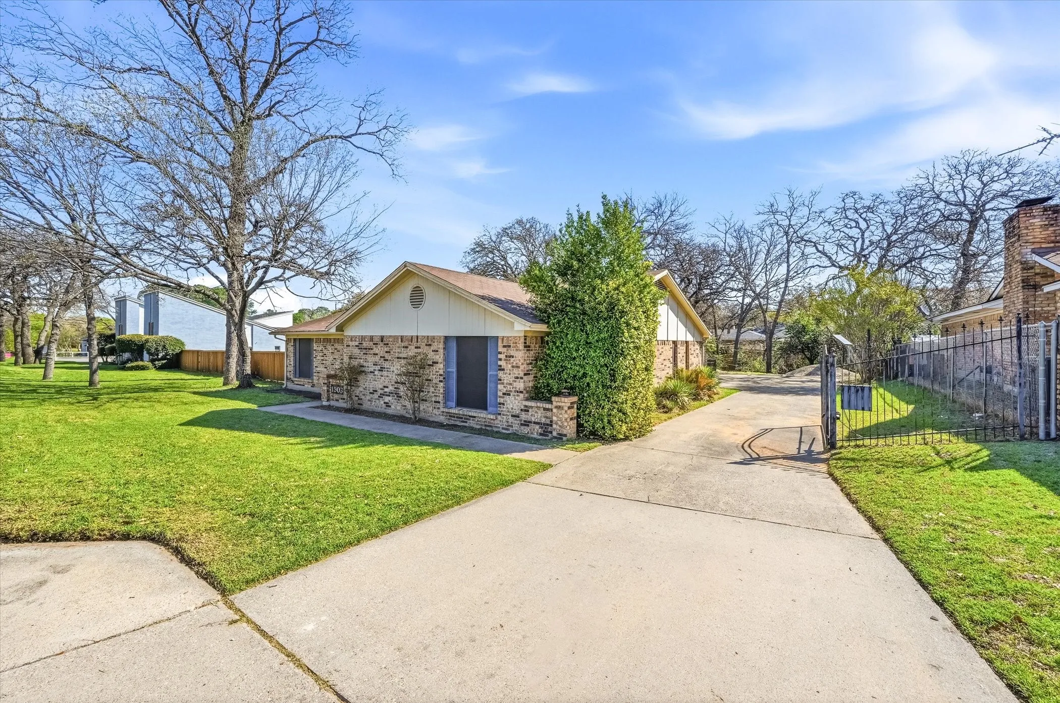Single Family Residence For Sale in Tarrant County , 1503 N Fielder Road, Arlington, Texas 76012, 5 Bedroom, 3 Bathroom, Garage spaces, 2,658 Sqft, built in 1978, mls#21217011, Real Estate Agent in Arlington, Homes For Sale in Tarrant county, Homes For Sale in Arlington, Realtor in Arlington Texas, Real Estate Brokerage Independent Realty Texas, Luminita Cordes Realtor