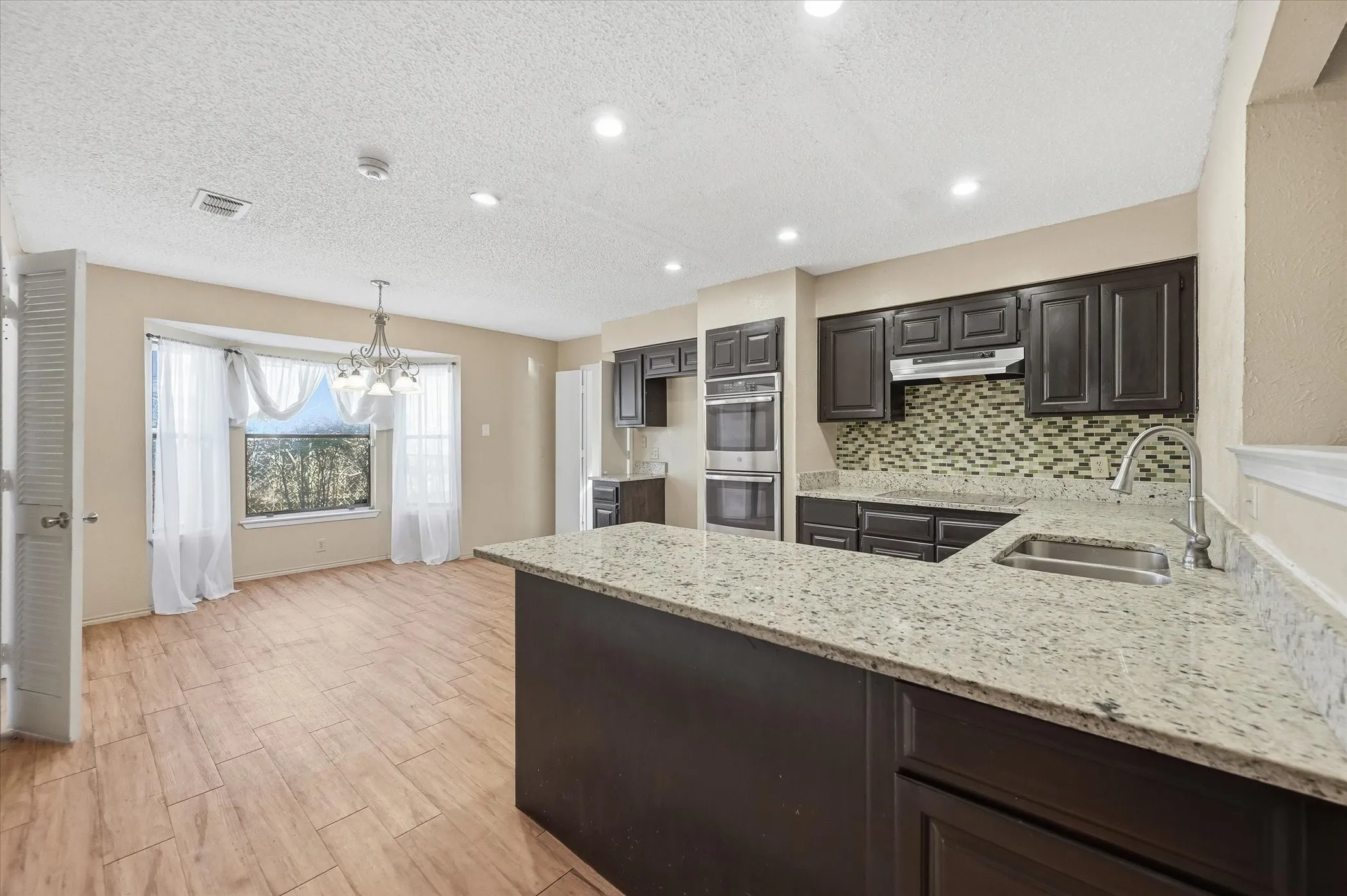 Single Family Residence For Sale in Tarrant County , 1503 N Fielder Road, Arlington, Texas 76012, 5 Bedroom, 3 Bathroom, Garage spaces, 2,658 Sqft, built in 1978, mls#21217011, Real Estate Agent in Arlington, Homes For Sale in Tarrant county, Homes For Sale in Arlington, Realtor in Arlington Texas, Real Estate Brokerage Independent Realty Texas, Luminita Cordes Realtor