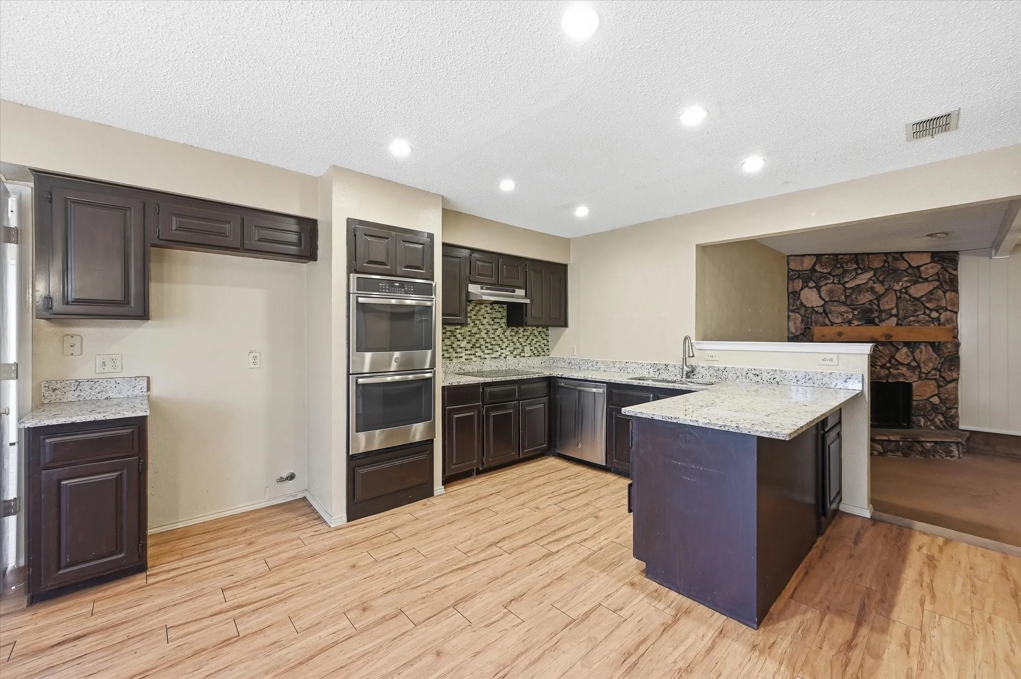 Single Family Residence For Sale in Tarrant County , 1503 N Fielder Road, Arlington, Texas 76012, 5 Bedroom, 3 Bathroom, Garage spaces, 2,658 Sqft, built in 1978, mls#21217011, Real Estate Agent in Arlington, Homes For Sale in Tarrant county, Homes For Sale in Arlington, Realtor in Arlington Texas, Real Estate Brokerage Independent Realty Texas, Luminita Cordes Realtor