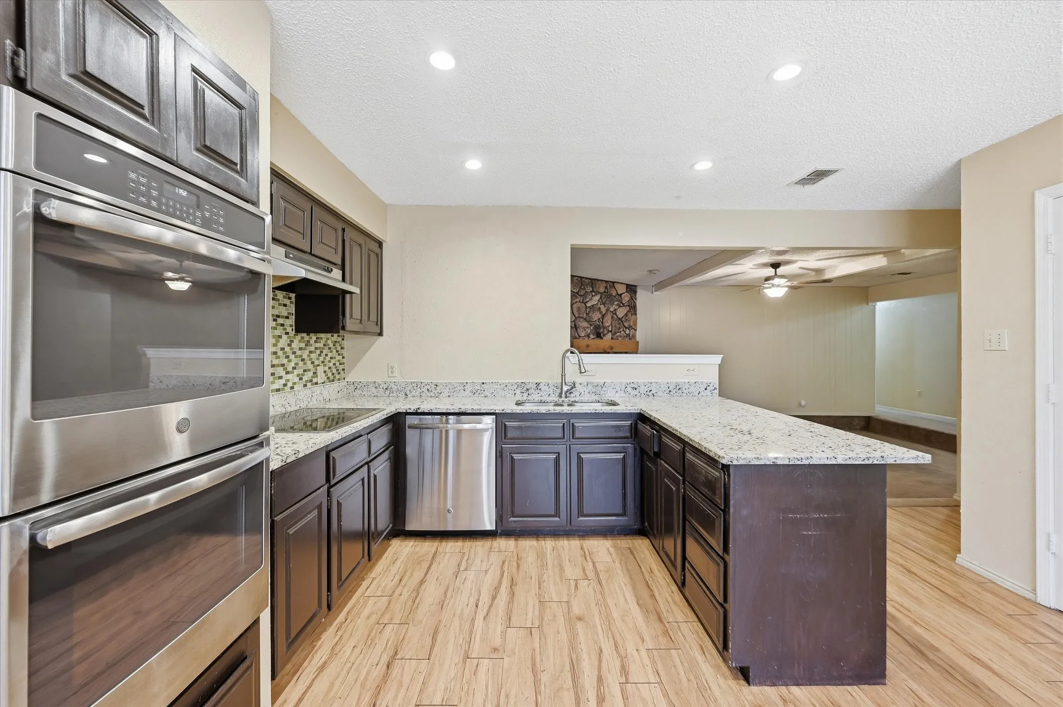 Single Family Residence For Sale in Tarrant County , 1503 N Fielder Road, Arlington, Texas 76012, 5 Bedroom, 3 Bathroom, Garage spaces, 2,658 Sqft, built in 1978, mls#21217011, Real Estate Agent in Arlington, Homes For Sale in Tarrant county, Homes For Sale in Arlington, Realtor in Arlington Texas, Real Estate Brokerage Independent Realty Texas, Luminita Cordes Realtor