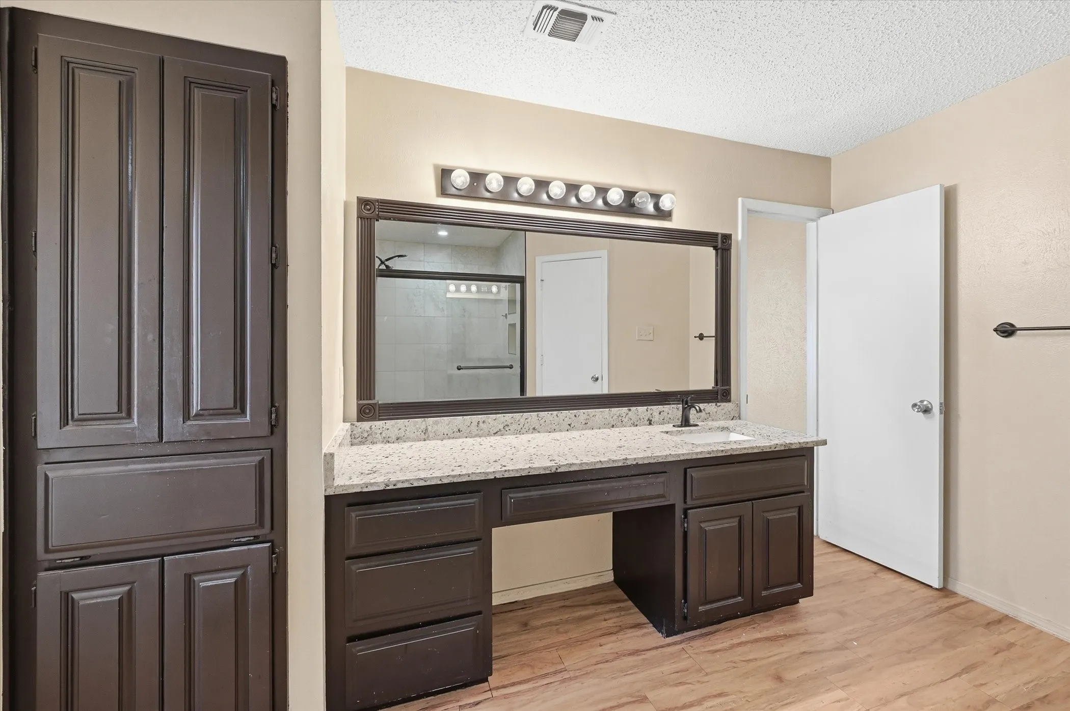 Single Family Residence For Sale in Tarrant County , 1503 N Fielder Road, Arlington, Texas 76012, 5 Bedroom, 3 Bathroom, Garage spaces, 2,658 Sqft, built in 1978, mls#21217011, Real Estate Agent in Arlington, Homes For Sale in Tarrant county, Homes For Sale in Arlington, Realtor in Arlington Texas, Real Estate Brokerage Independent Realty Texas, Luminita Cordes Realtor