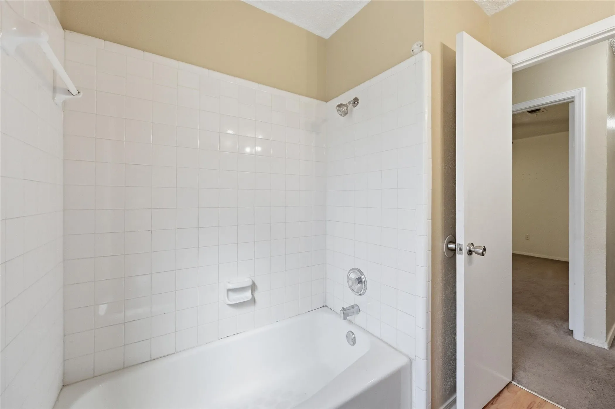 Single Family Residence For Sale in Tarrant County , 1503 N Fielder Road, Arlington, Texas 76012, 5 Bedroom, 3 Bathroom, Garage spaces, 2,658 Sqft, built in 1978, mls#21217011, Real Estate Agent in Arlington, Homes For Sale in Tarrant county, Homes For Sale in Arlington, Realtor in Arlington Texas, Real Estate Brokerage Independent Realty Texas, Luminita Cordes Realtor