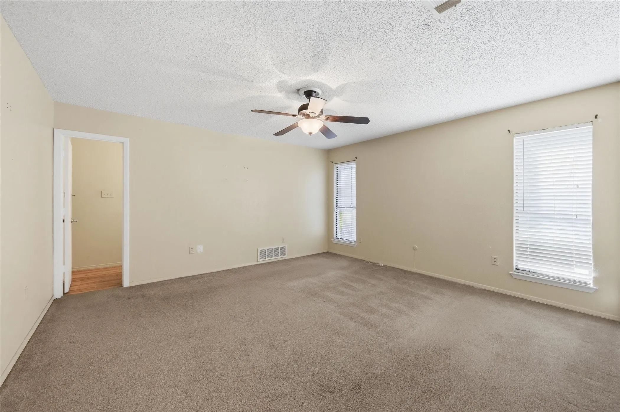 Single Family Residence For Sale in Tarrant County , 1503 N Fielder Road, Arlington, Texas 76012, 5 Bedroom, 3 Bathroom, Garage spaces, 2,658 Sqft, built in 1978, mls#21217011, Real Estate Agent in Arlington, Homes For Sale in Tarrant county, Homes For Sale in Arlington, Realtor in Arlington Texas, Real Estate Brokerage Independent Realty Texas, Luminita Cordes Realtor
