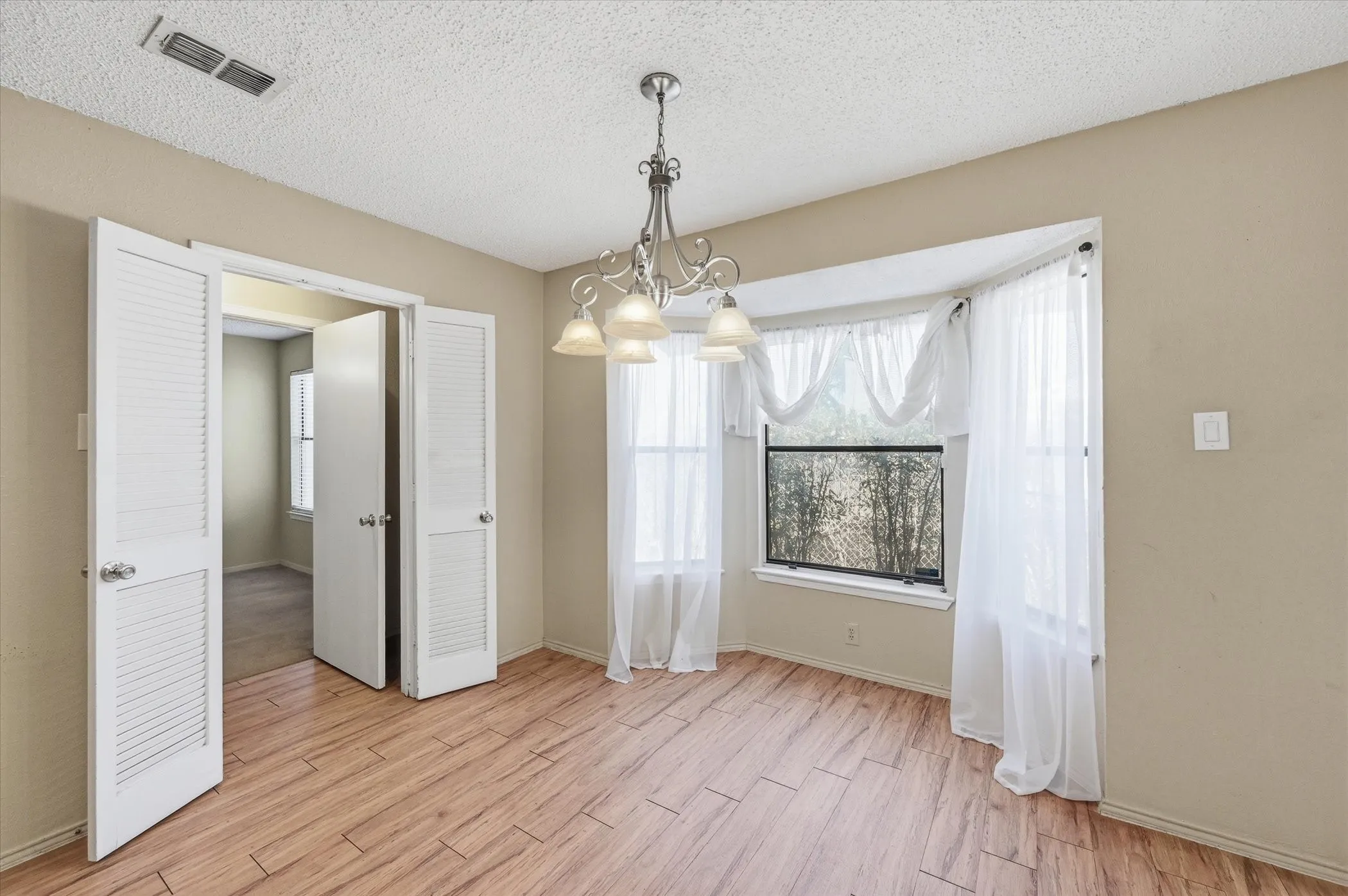 Single Family Residence For Sale in Tarrant County , 1503 N Fielder Road, Arlington, Texas 76012, 5 Bedroom, 3 Bathroom, Garage spaces, 2,658 Sqft, built in 1978, mls#21217011, Real Estate Agent in Arlington, Homes For Sale in Tarrant county, Homes For Sale in Arlington, Realtor in Arlington Texas, Real Estate Brokerage Independent Realty Texas, Luminita Cordes Realtor